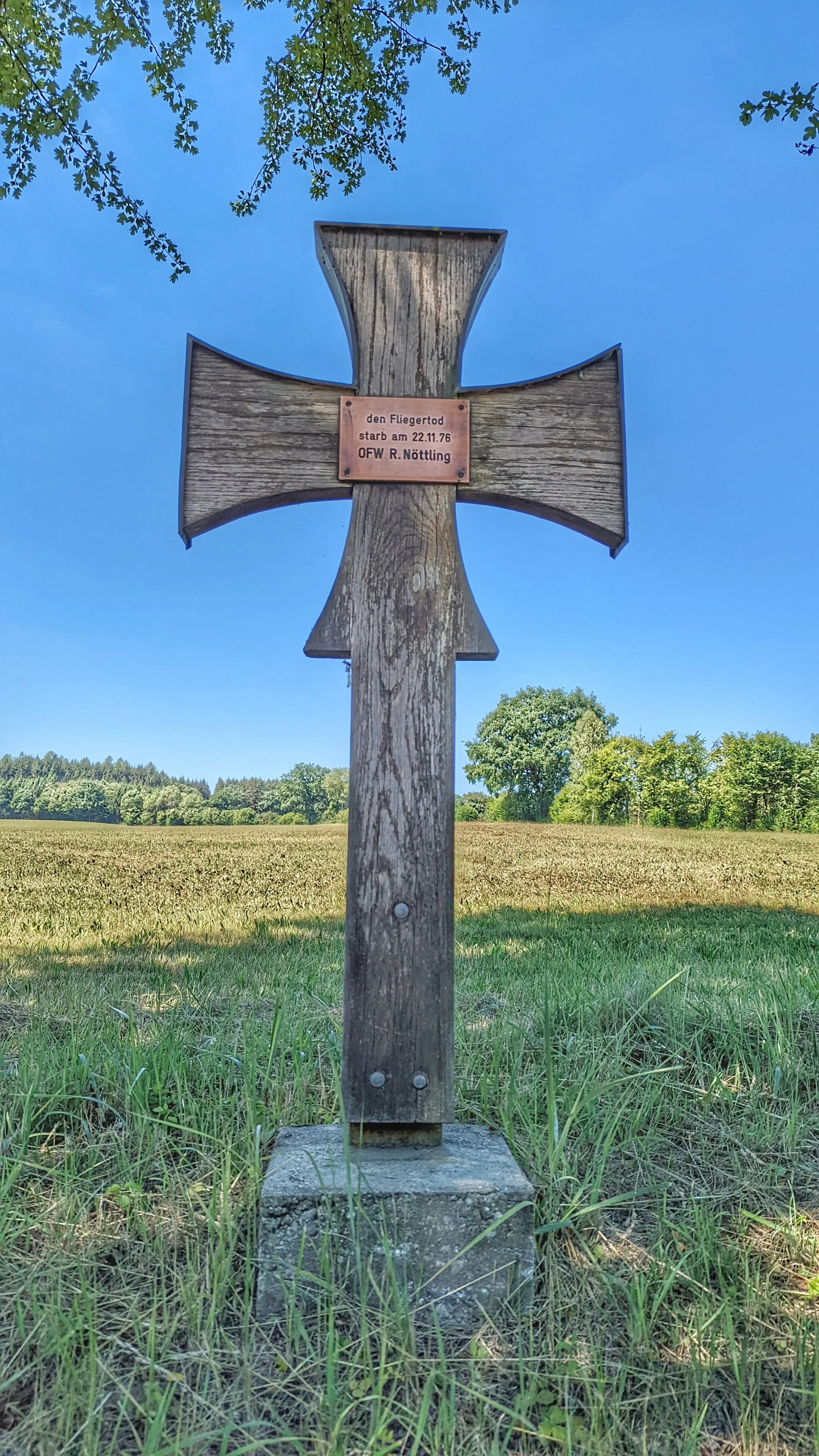 Photo showing: Bauhofen (Ortsteil der Gemeinde Ziemetshausen im schwäbischen Landkreis Günzburg), Fliegerdenkmal. Inschrift: "den Fliegertod starb am 22.11.76 OFW R. Nöttling"