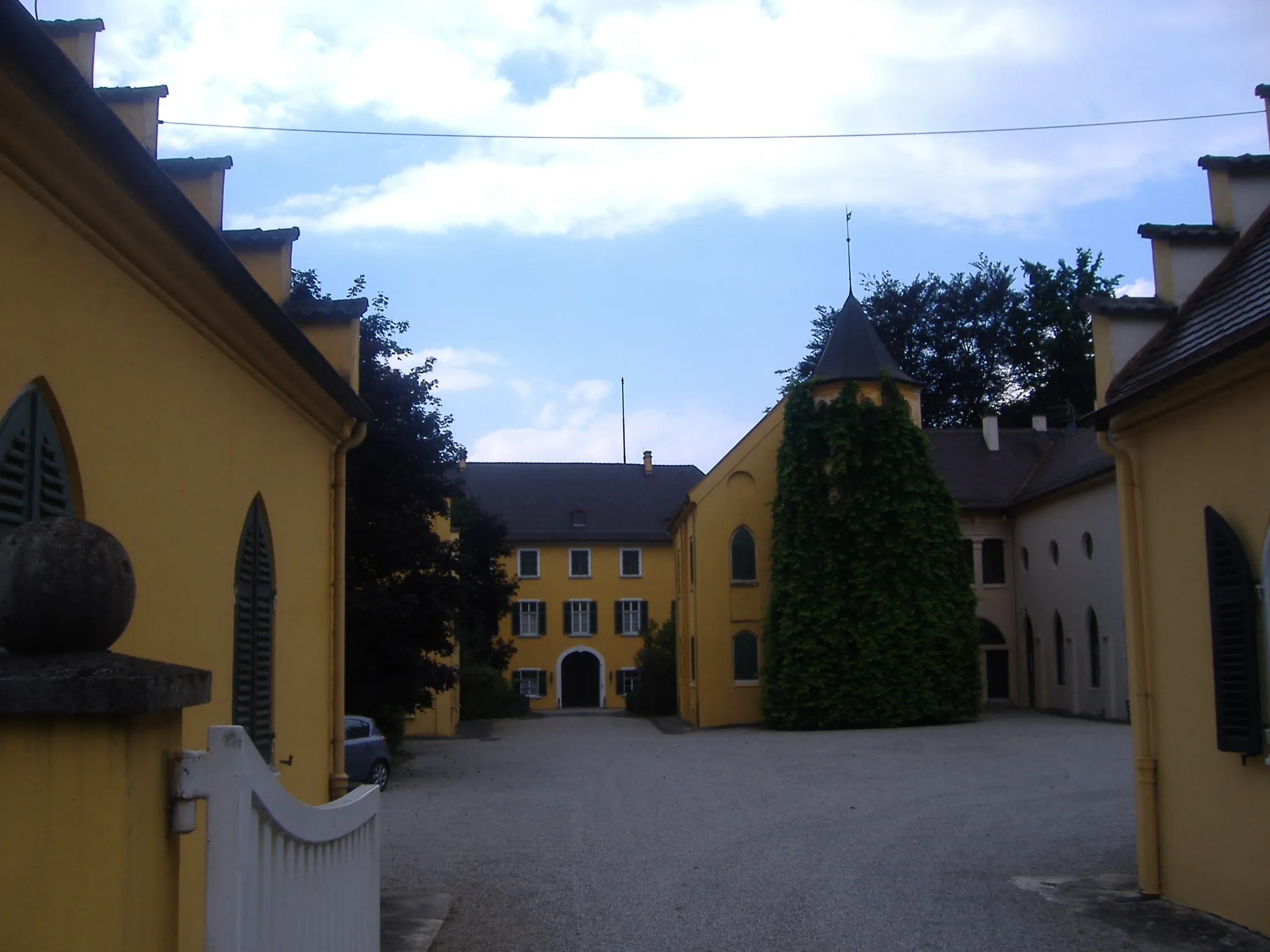 Photo showing: Innenhof des Schlosses Seyfriedsberg