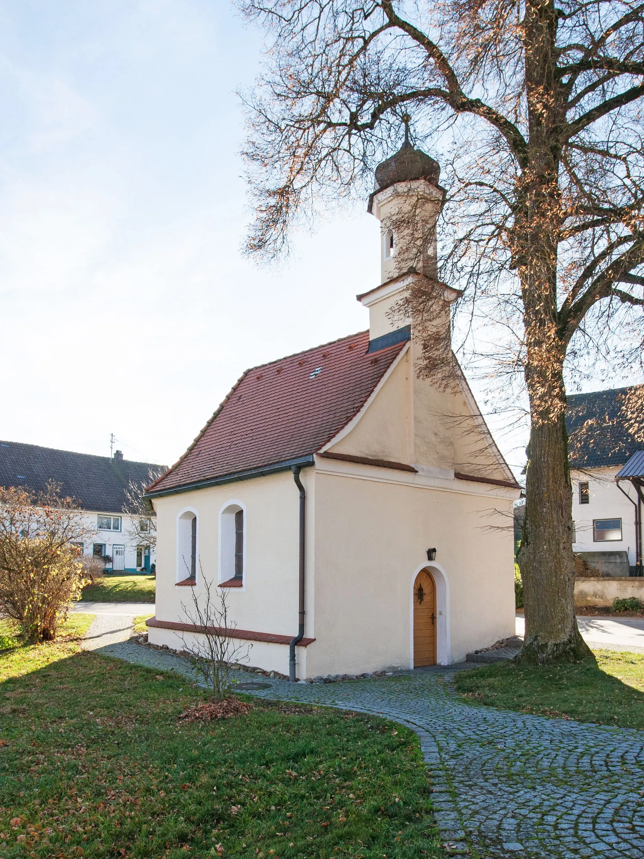 Photo showing: Kath. Kapelle St. Franz Xaver in Weiler bei Waltenhausen von Nordwesten gesehen