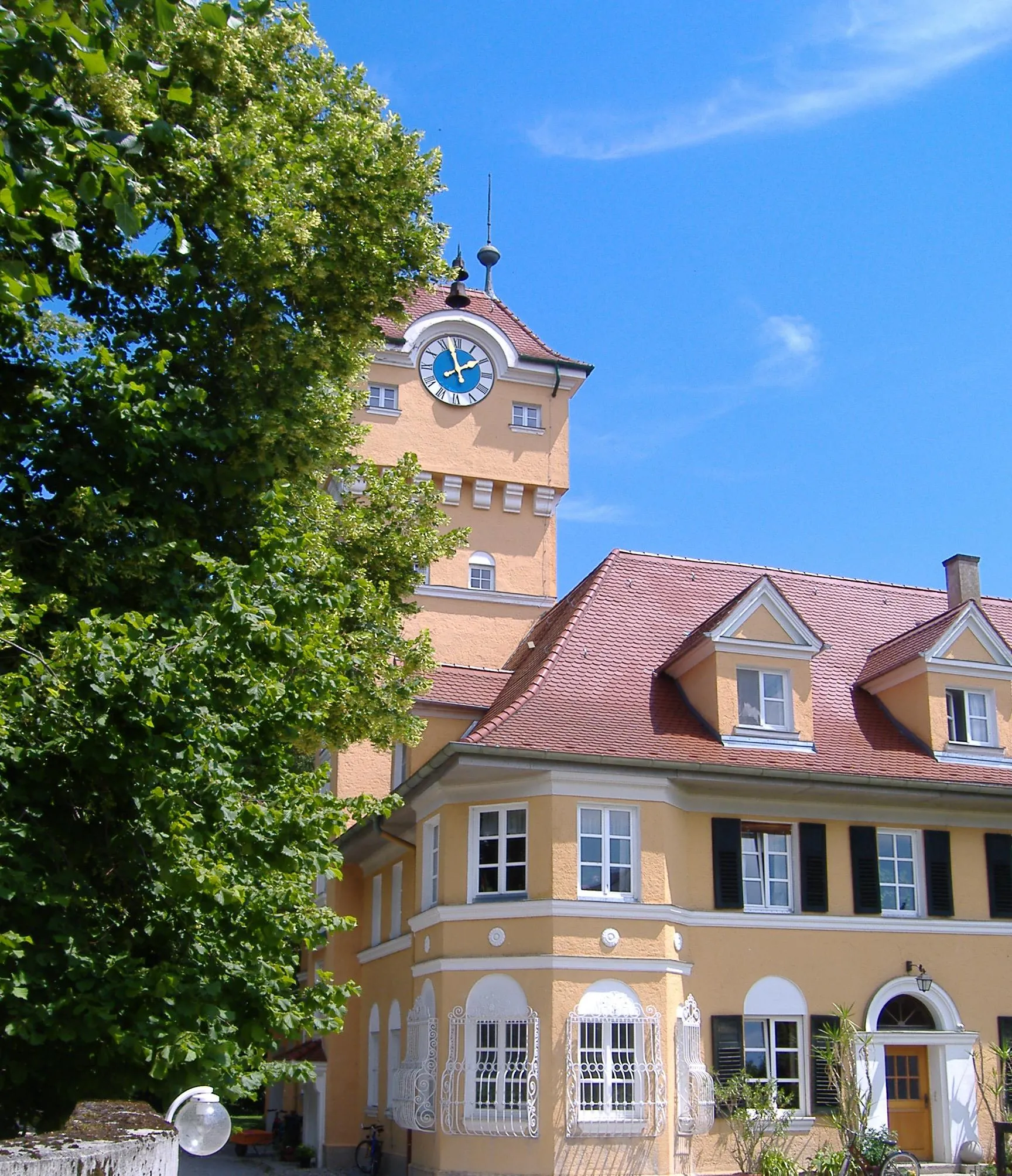 Photo showing: Wasserturm mit Turmuhr Gut Herrlehof bei Ellgau