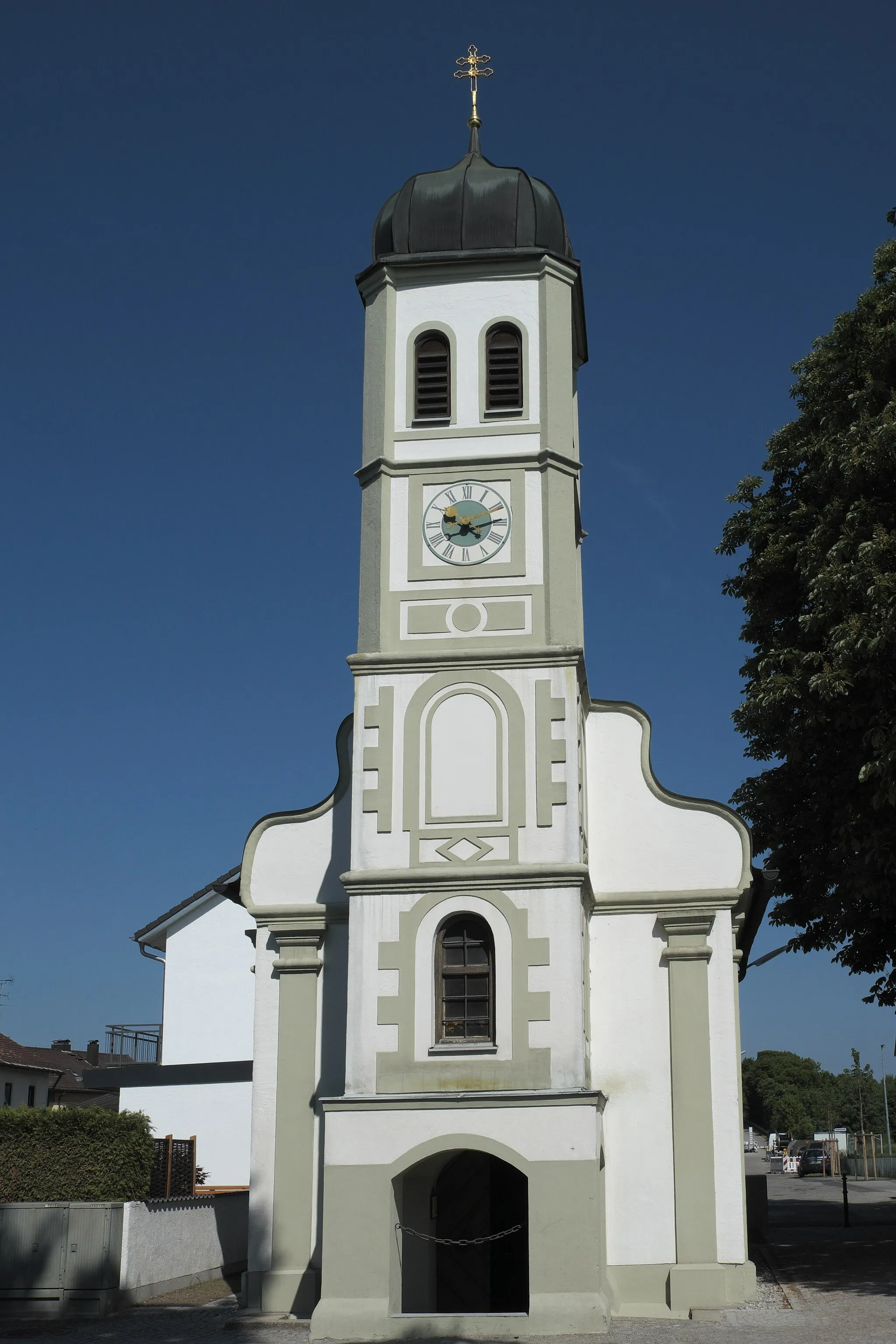 Photo showing: Ehemalige Schlosskapelle St. Johann Nepomuk in Geiselbullach (Olching) im Landkreis Fürstenfeldbruck (Bayern, Deutschland), Westturm mit Zwiebelhaube