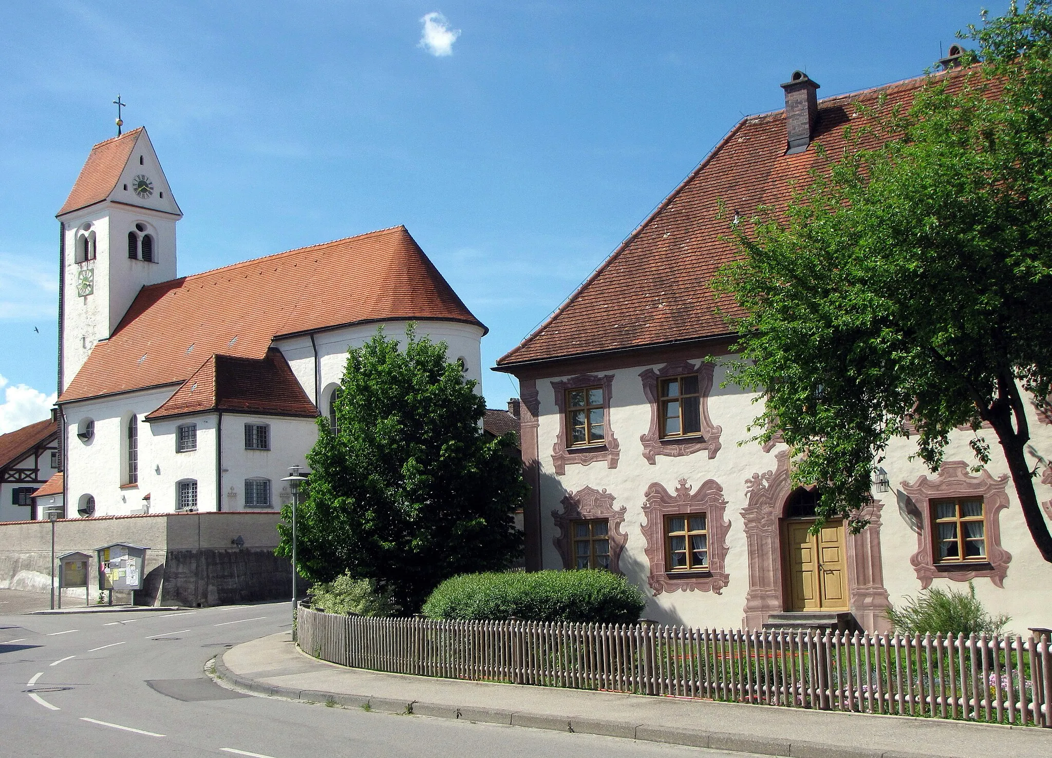 Photo showing: Pfarrkirche St. Alban und ehem. Pfarrhof in Geisenried (Stadt Marktoberdorf)
