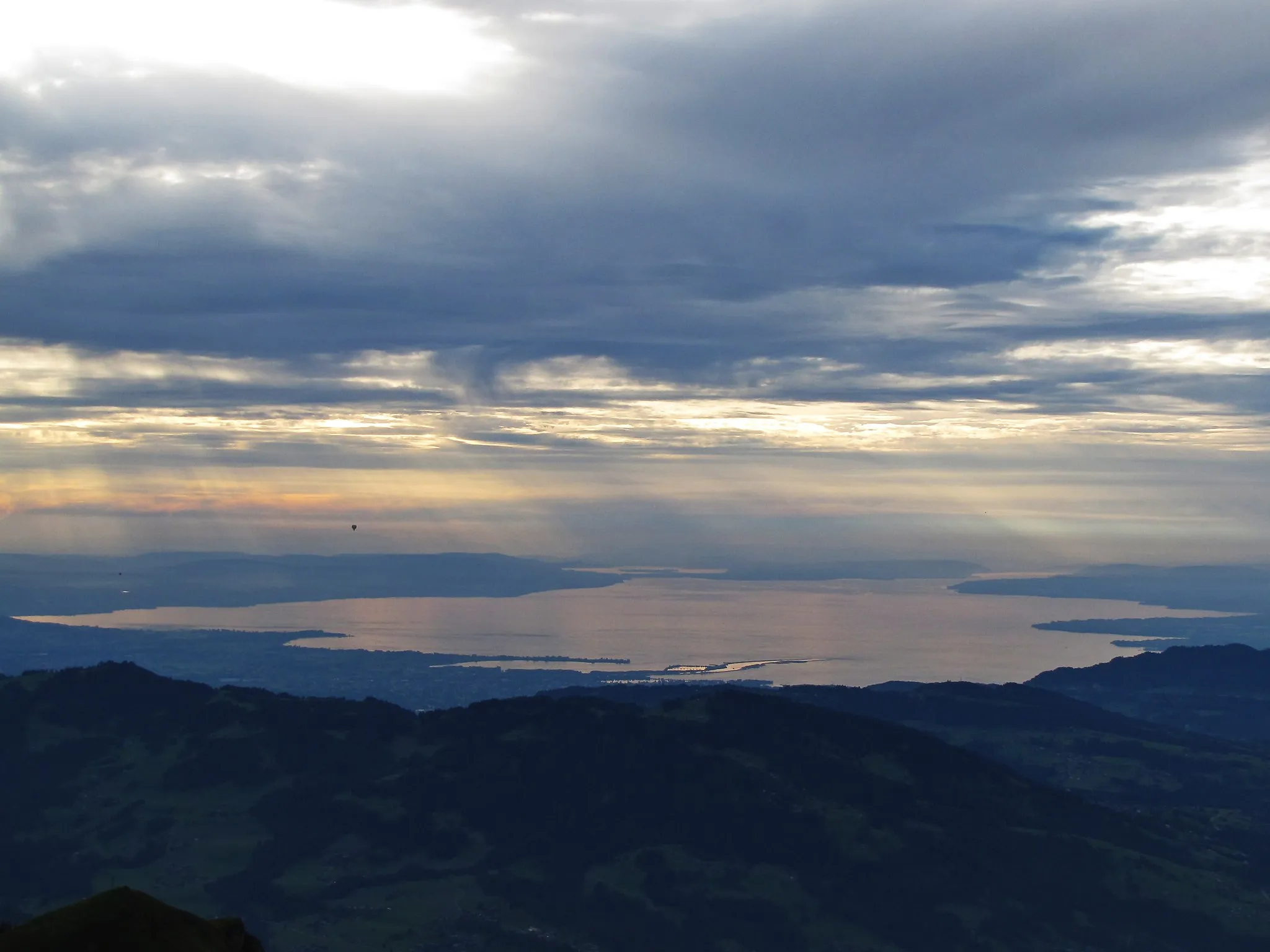 Photo showing: Abendlicher Blick von der Winterstaude (1877 m) auf den Bodensee (395 m), der in seiner Ost-West-Ausdehnung zu sehen ist.