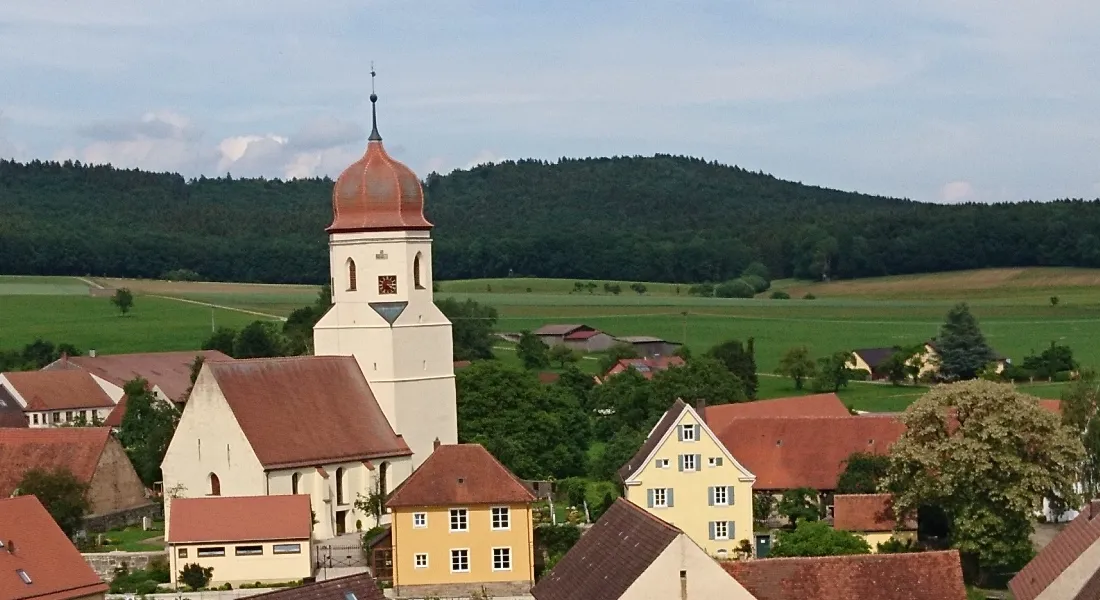 Photo showing: Dieses Bild wurde aufgenommen von der Drehleiter der FFW Wassertrüdingen, die vor dem Feuerwehrhaus Geilsheim aufgestellt war.
Der Turm der Heilig-Kreuz-Kirche wurde im vorhergehenden Jahr renoviert. Davor stehen die Gebäude (von links nach rechts) Aussegnungshalle, Gemeindehaus, Pfarrhaus