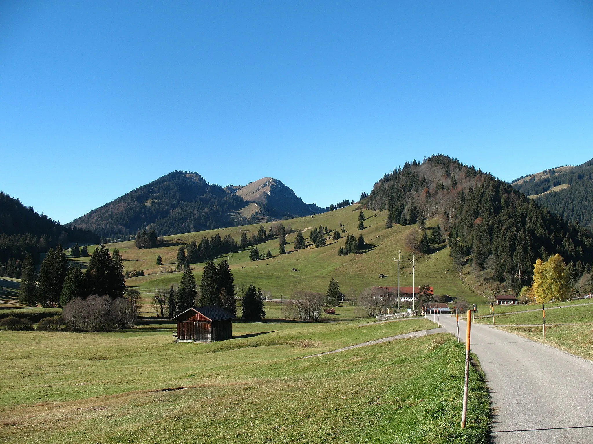 Photo showing: Blick nach Westen auf den Hotzenberg (1233 m) und Hirschberg (1644 m).