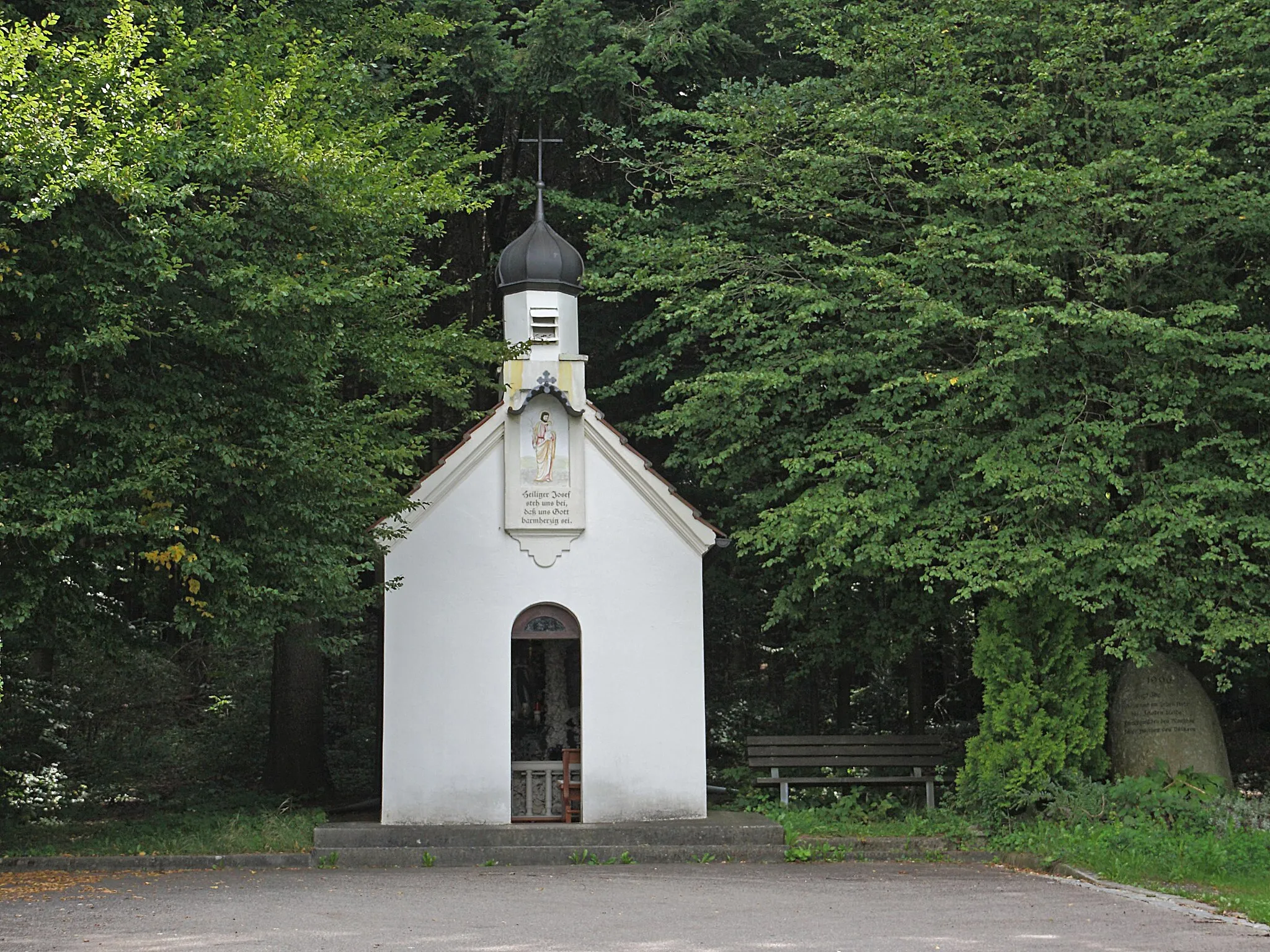 Photo showing: Feldkapelle in Ettenbeuren, Ritter-von-Rot-Platz; Westansicht der 1909 erbauten Kapelle zu Füßen des Schlossberges, die eine Lourdesgrotte beherbergt