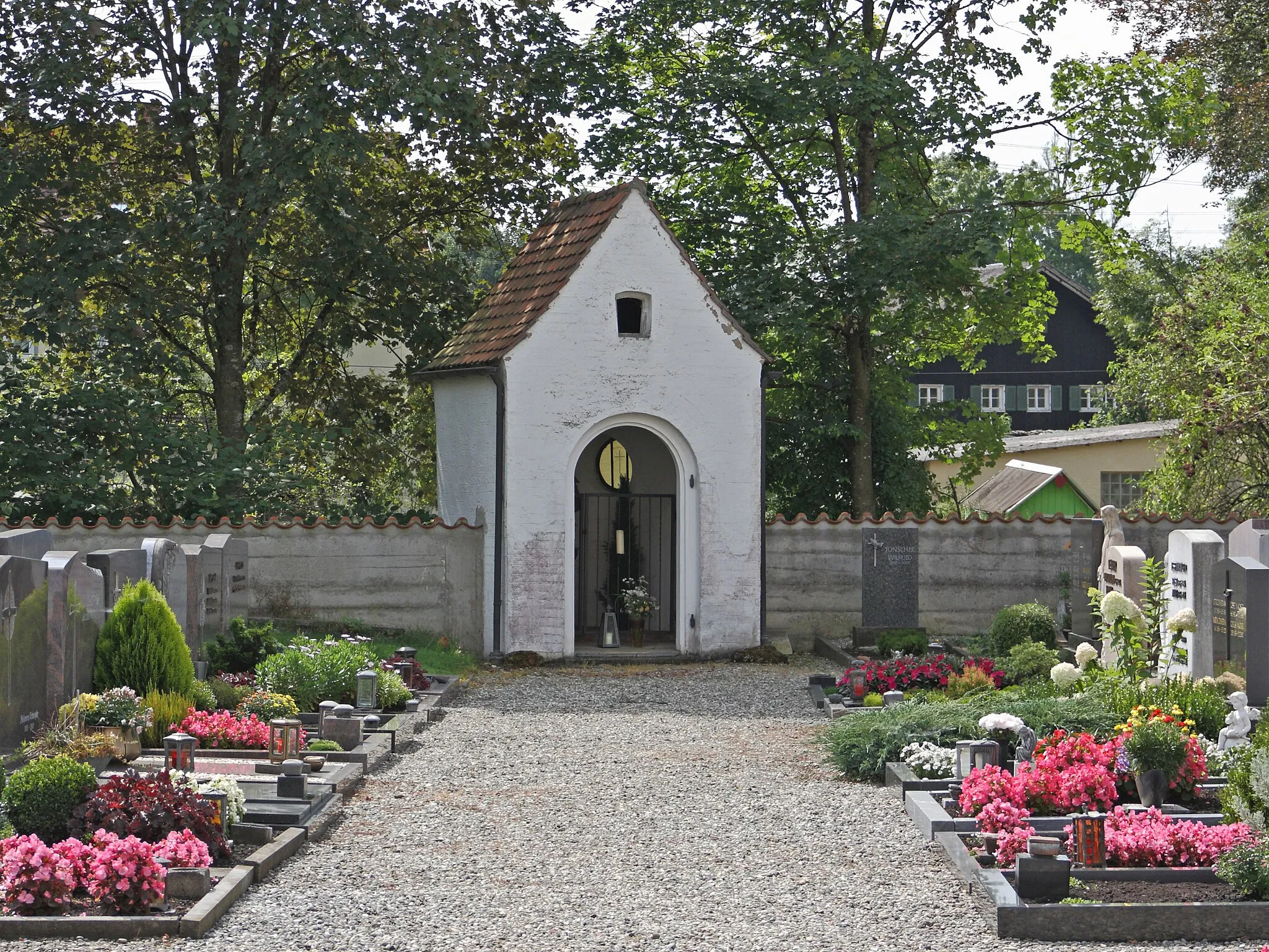 Photo showing: Pfarrkirche Mariä Himmelfahrt in Ettenbeuren; Kerkerkapelle an der südl. Friedhofsmauer