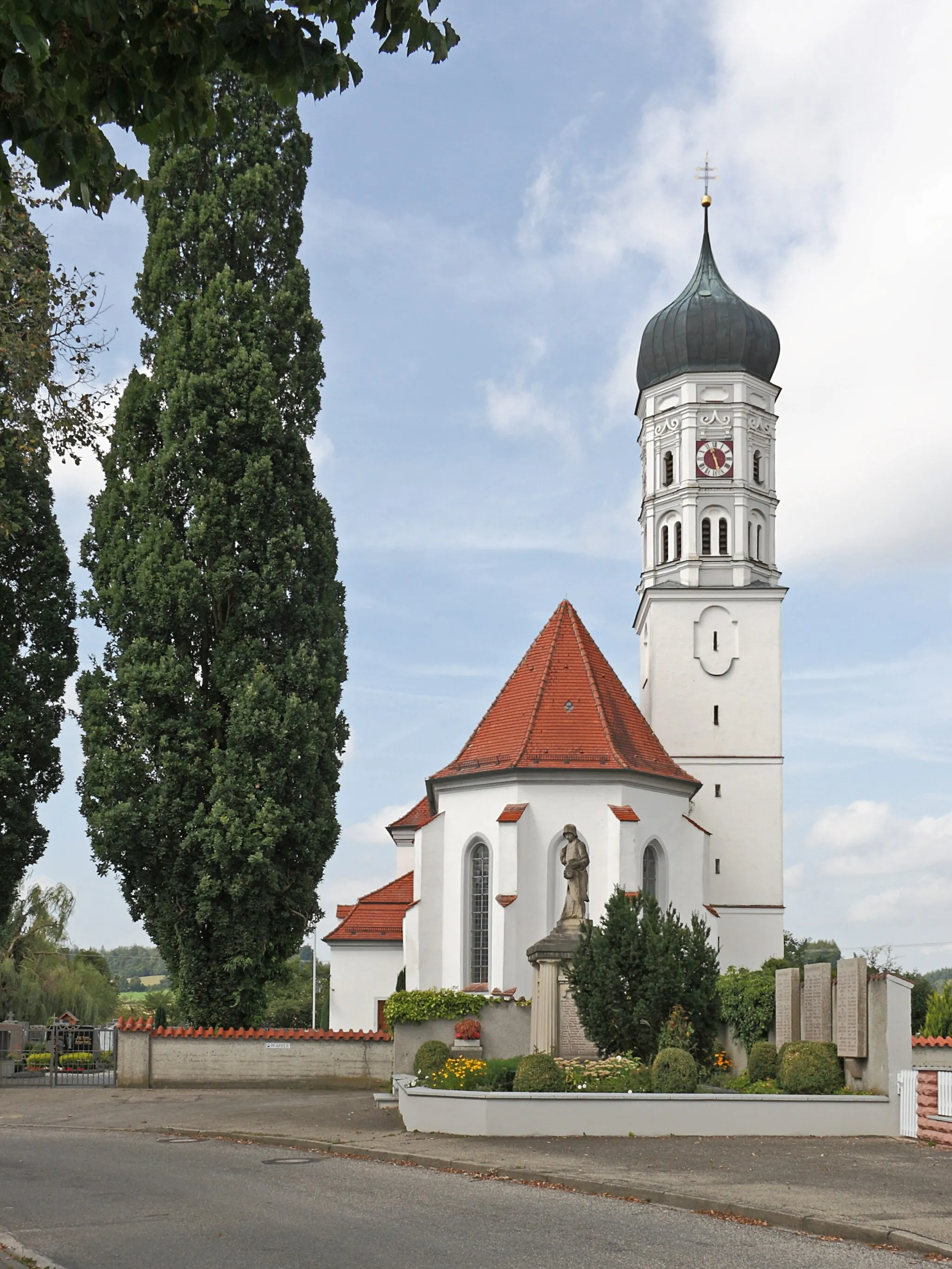 Photo showing: Pfarrkirche Mariä Himmelfahrt in Ettenbeuren; Ansicht von Osten, rechts davor das Kriegerdenkmal