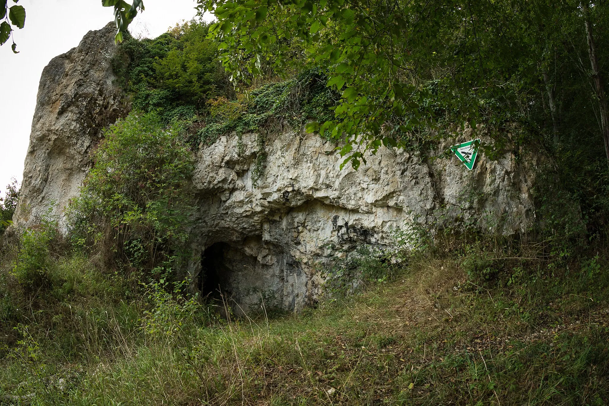 Photo showing: Die Ramensteinhöhle bei Nattheim im Landkreis Heidenheim, Baden-Württemberg.