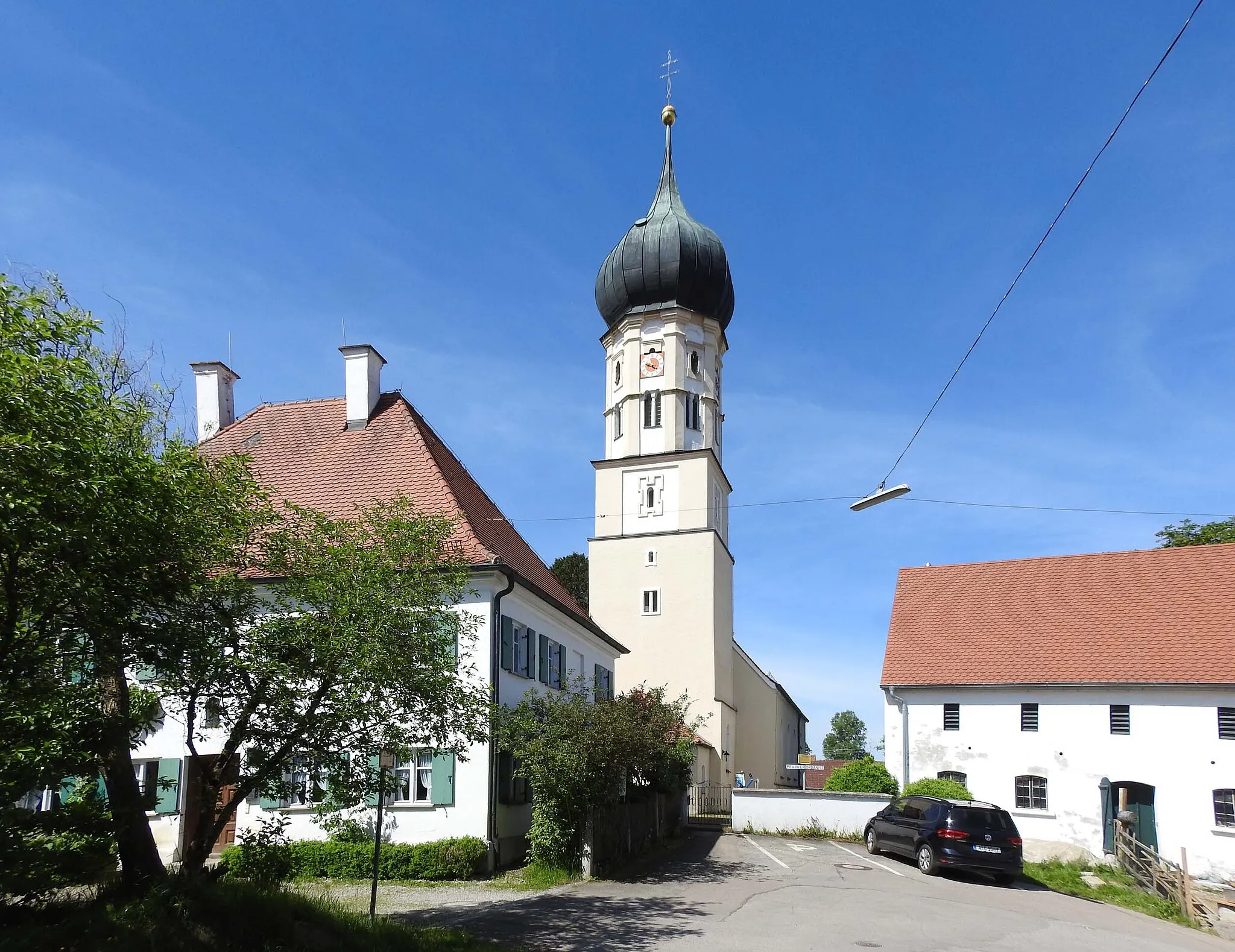 Photo showing: Pfarrhaus und Kirche St. Ursula in Rommelsried, Kutzenhausen