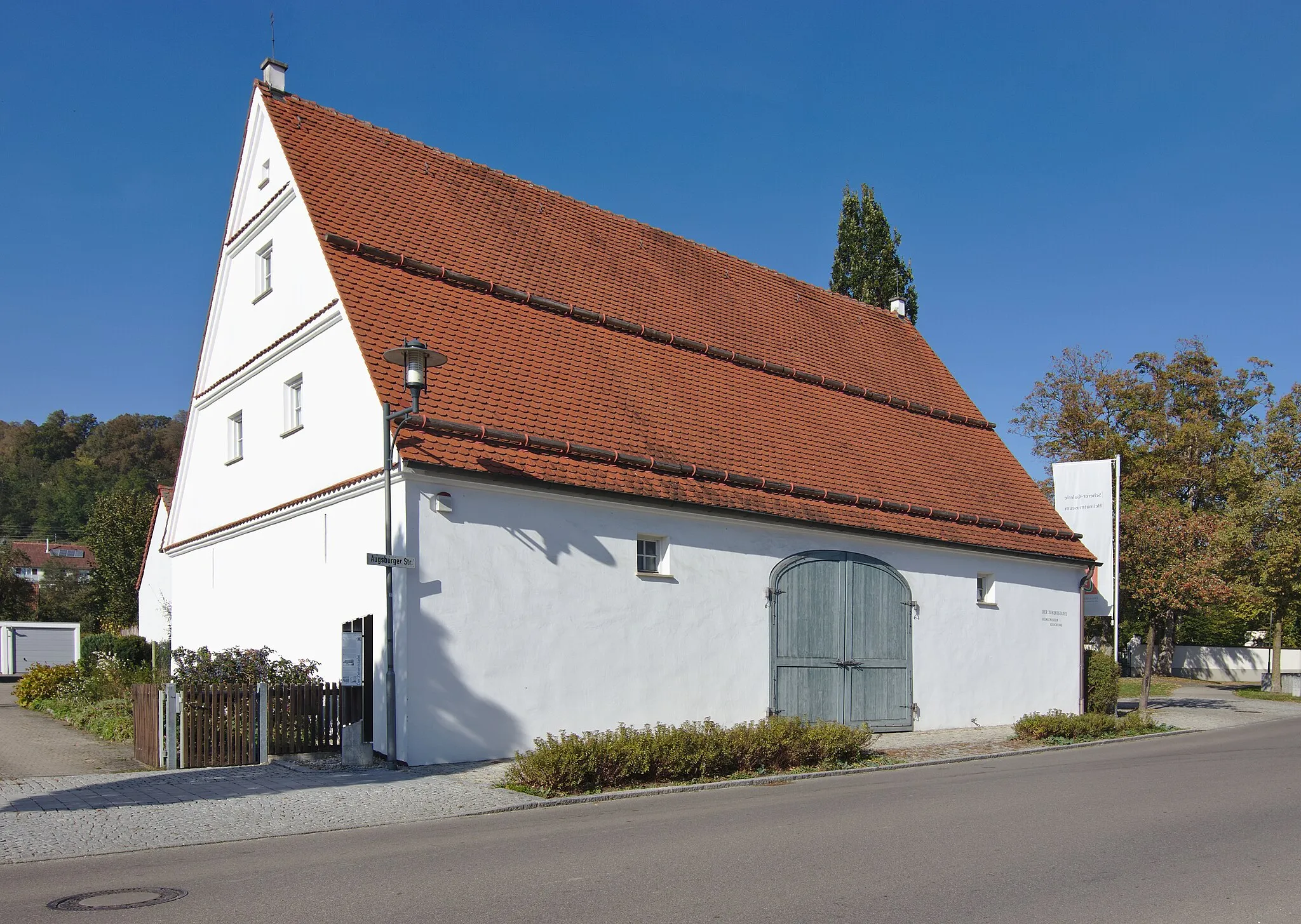 Photo showing: Ehemalige Zehntscheuer in der Augsburger Straße 27, Dinkelscherben, Bayern, Deutschland. Satteldachbau, massiv, um Mitte 18. Jahrhundert.