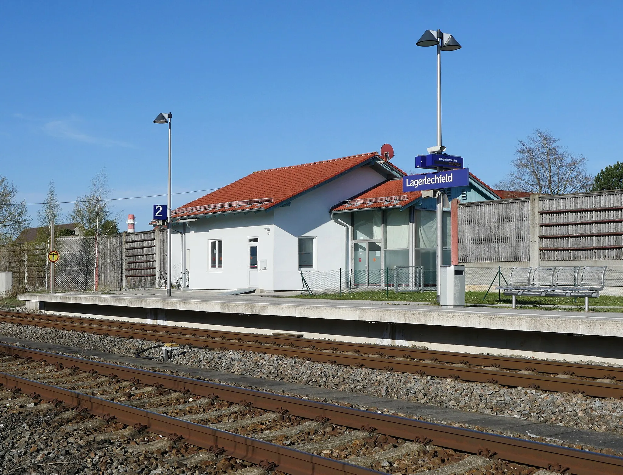 Photo showing: Ehemaliges Empfangsgebäude des Bahnhofs Lagerlechfeld von der Gleisseite.