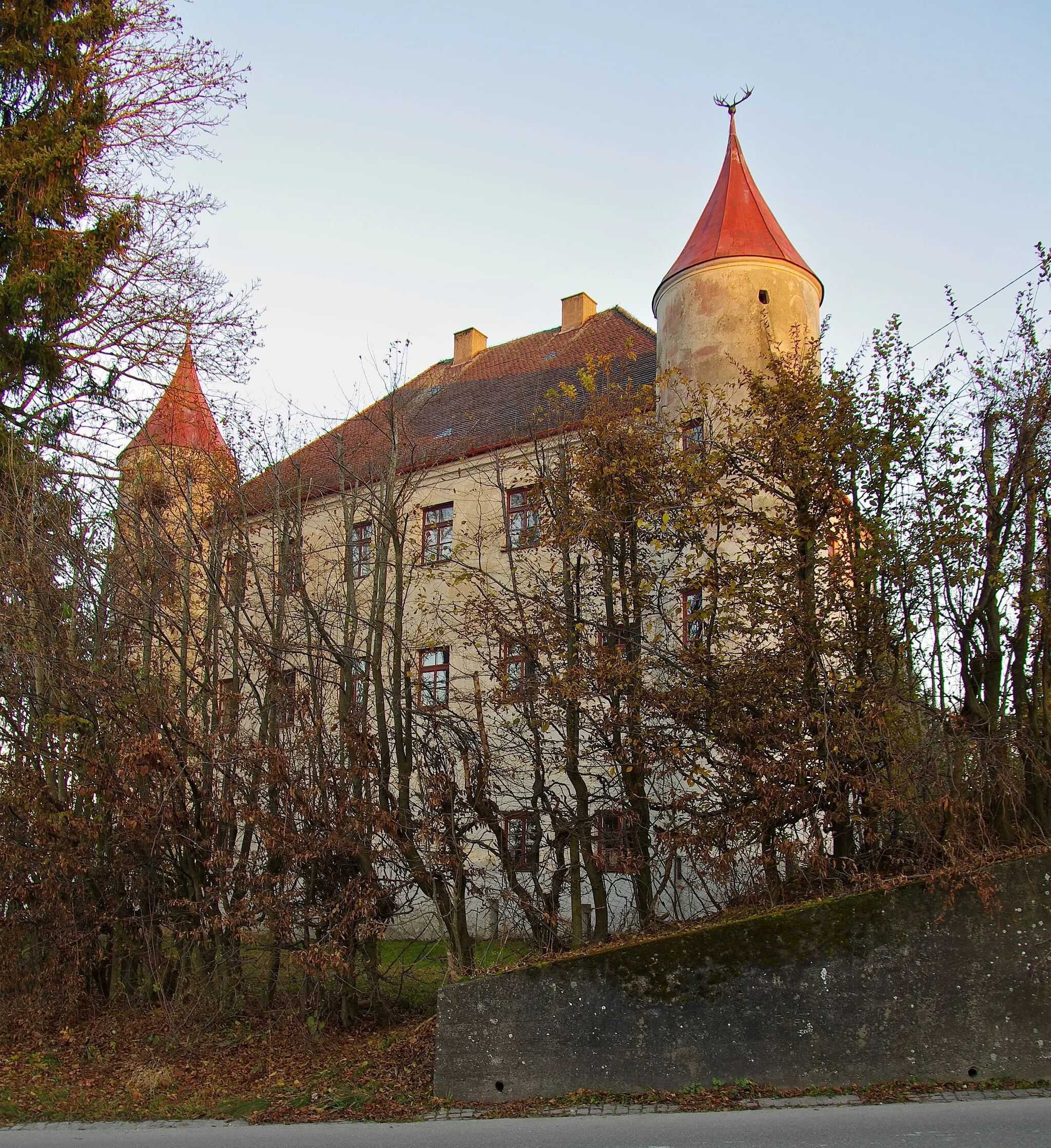 Photo showing: Ehemaliges Schloss, später Fürstlich Fuggersche Oberförsterei.