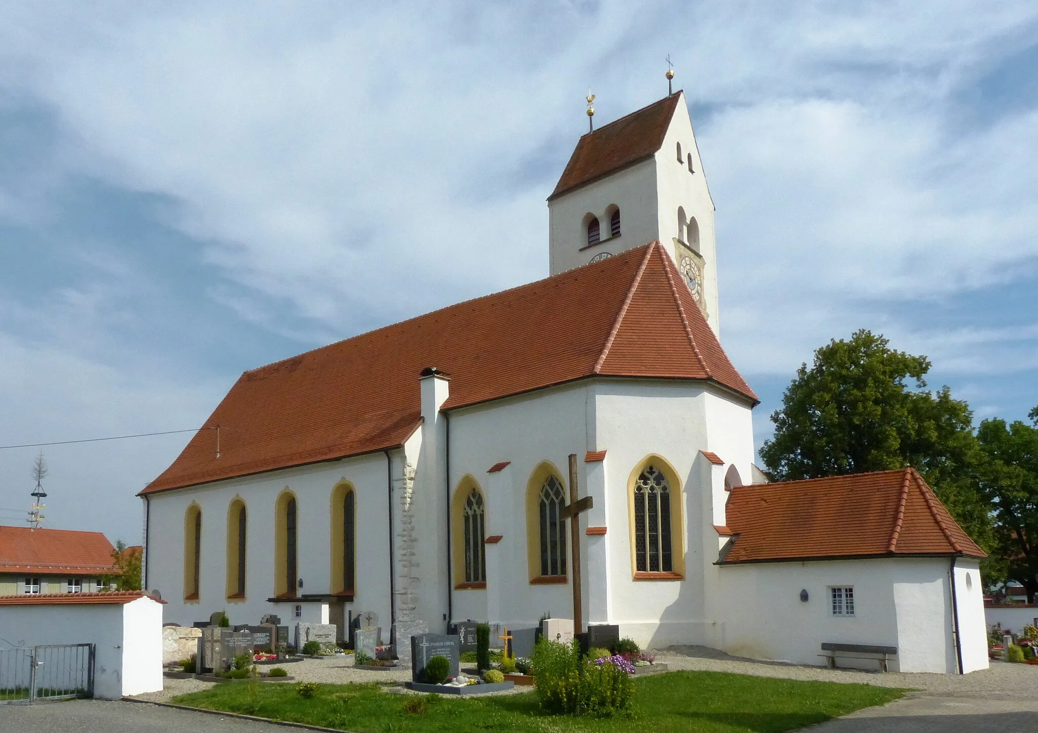 Photo showing: St. Afra Betzigau, Landkreis Oberallgäu, Bayern; Blick aus SüdOst, Sicht auf Langhaus und eingezogenem Chor (Vordergrund), Dahinter der Turm; Am Chor angebaut die Sakristei