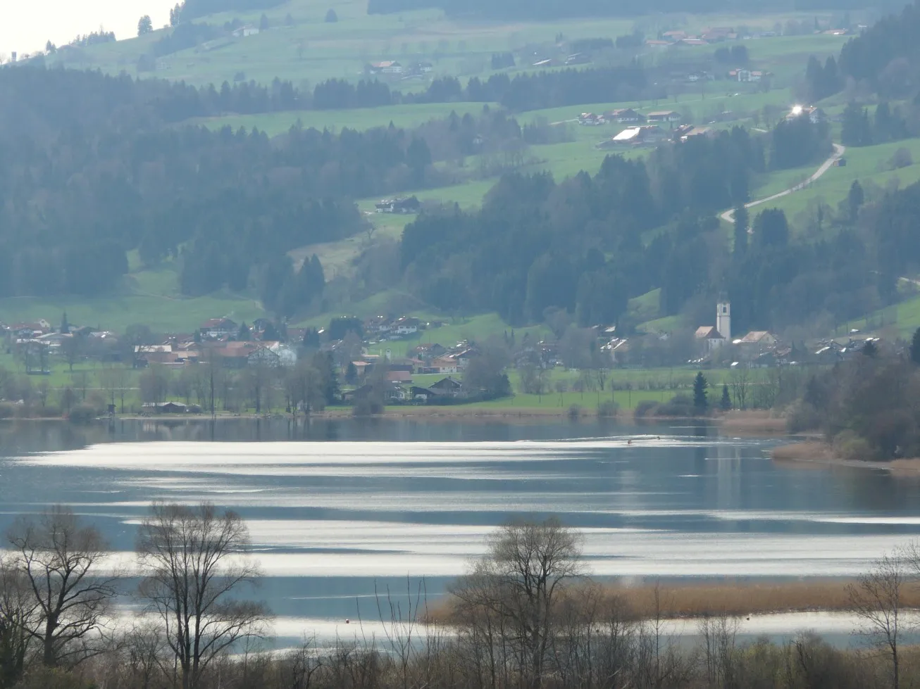 Photo showing: Niedersonthofen im Vordergrund der See