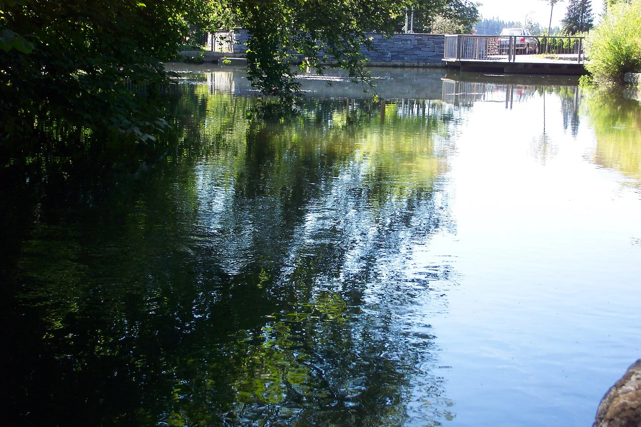 Photo showing: hamlet pond in Ermengerst, situated in the centre and made accessible in the past years.