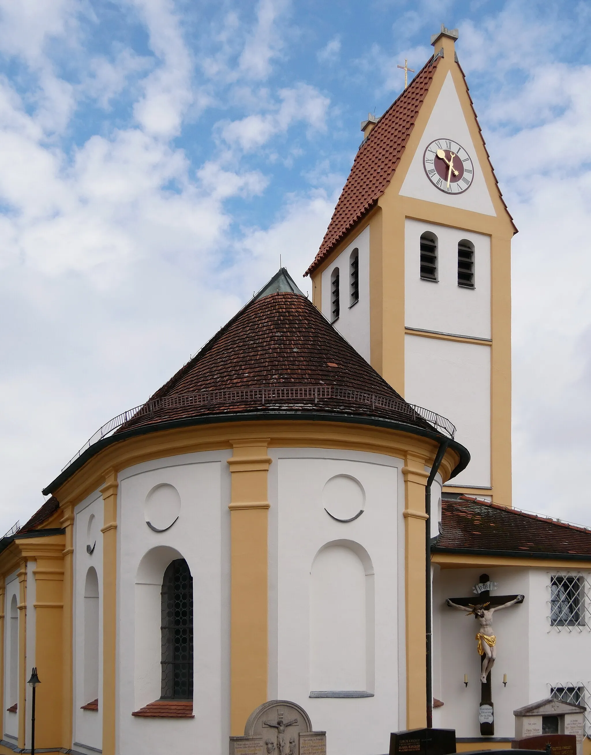 Photo showing: Fürstenfeldbruck, Ortsteil Aich, Nähe Dorfstraße: Pfarrkirche St. Peter und Paul. Pilaster gliedern die Apsis. Die Kirche gehört zum Pfarrverband Grafrath - Schöngeising