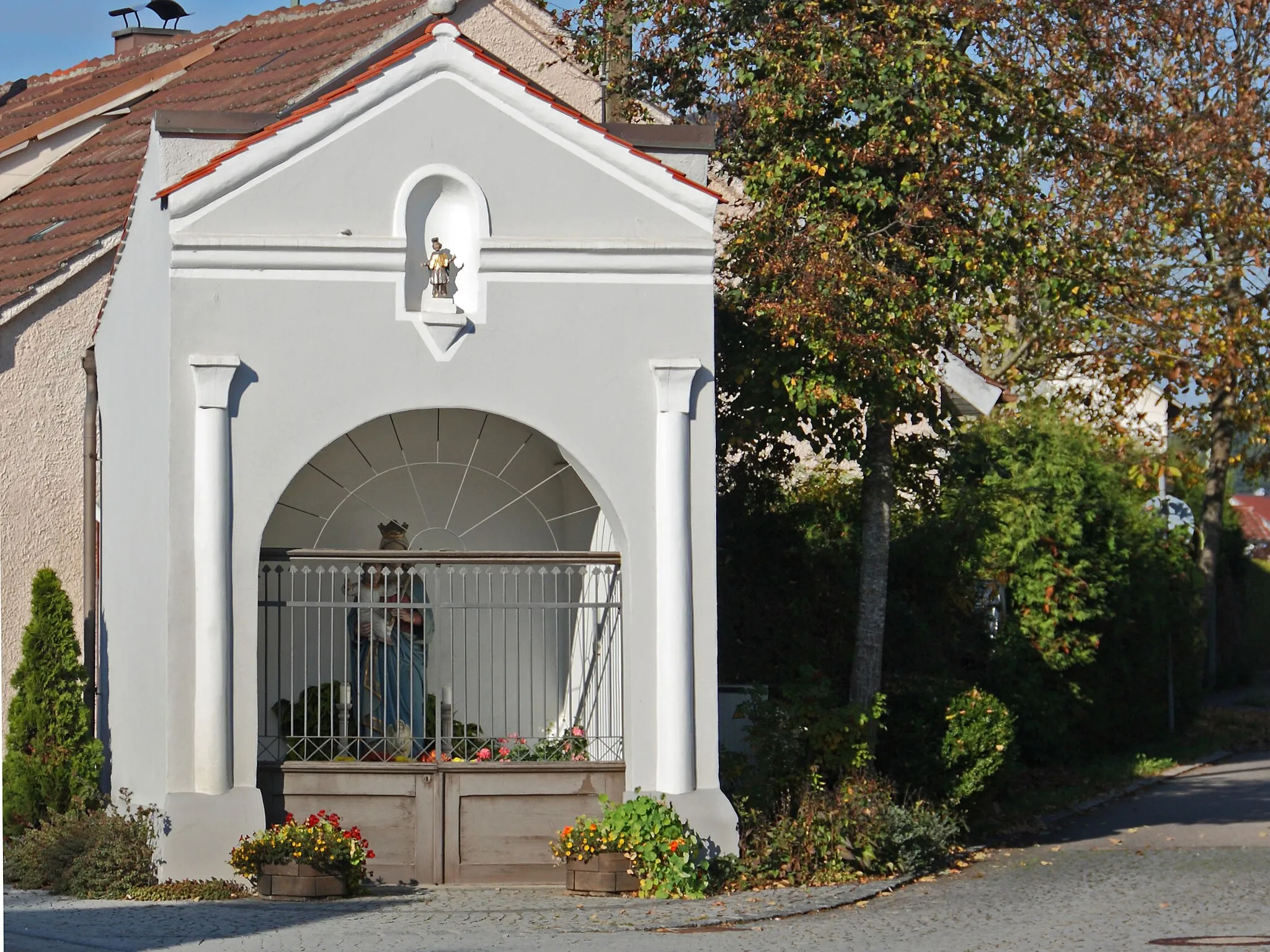 Photo showing: Kath. Marienkapelle in Dinkelscherben, Marktstraße/ Maximilianstraße; Kapelle des 18./19. Jh.