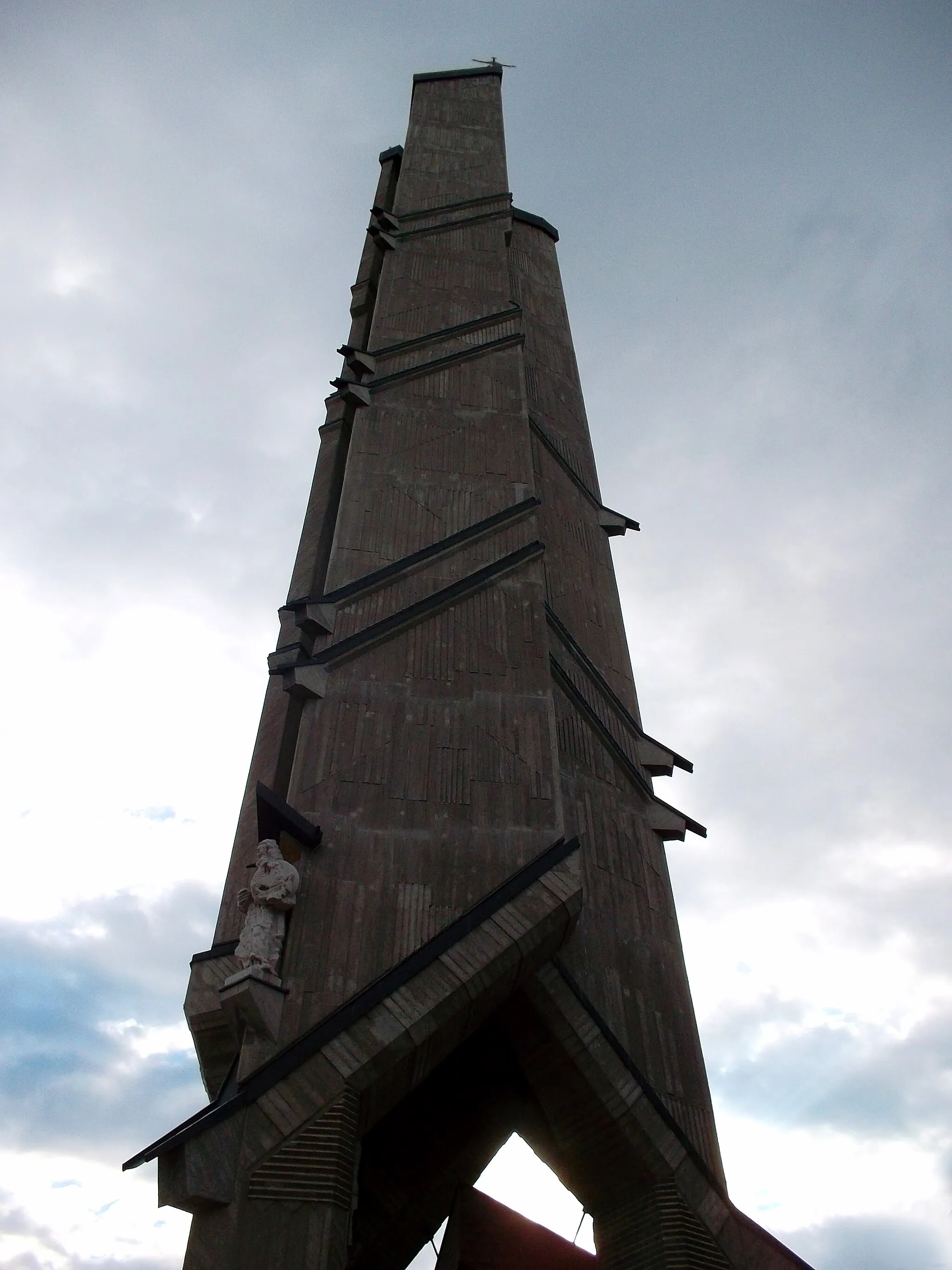 Photo showing: Blick auf den Turm der Kirche St. Hedwig in verzerrter Froschperspektive