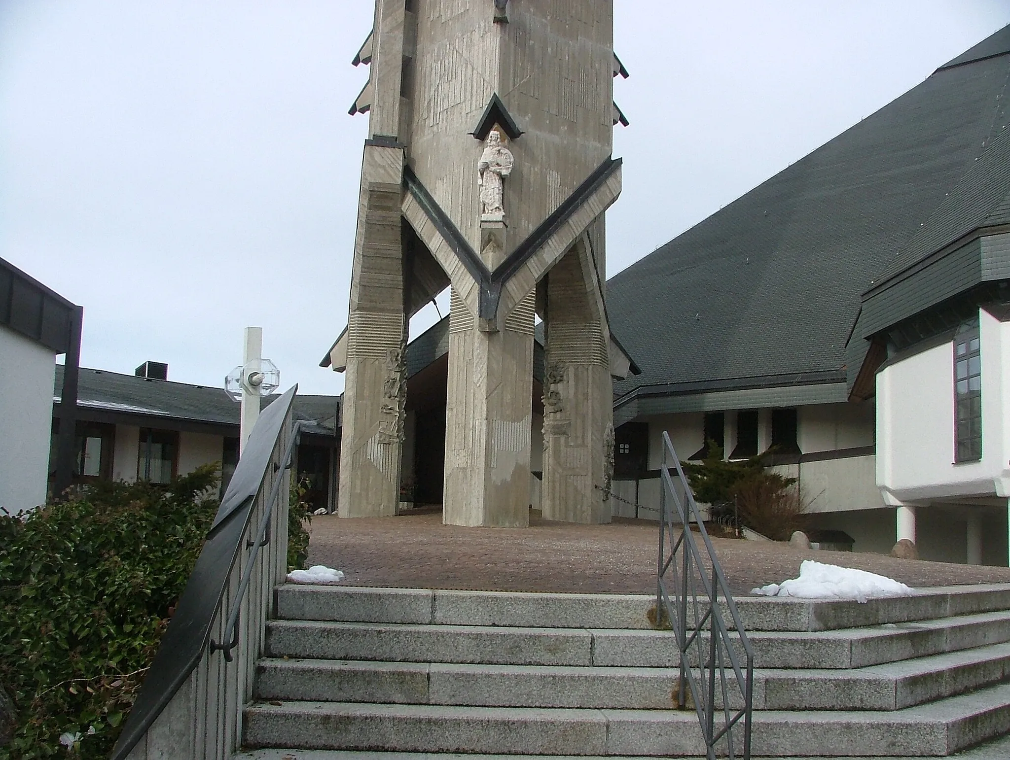 Photo showing: St.Hedwig Betonskulpturen