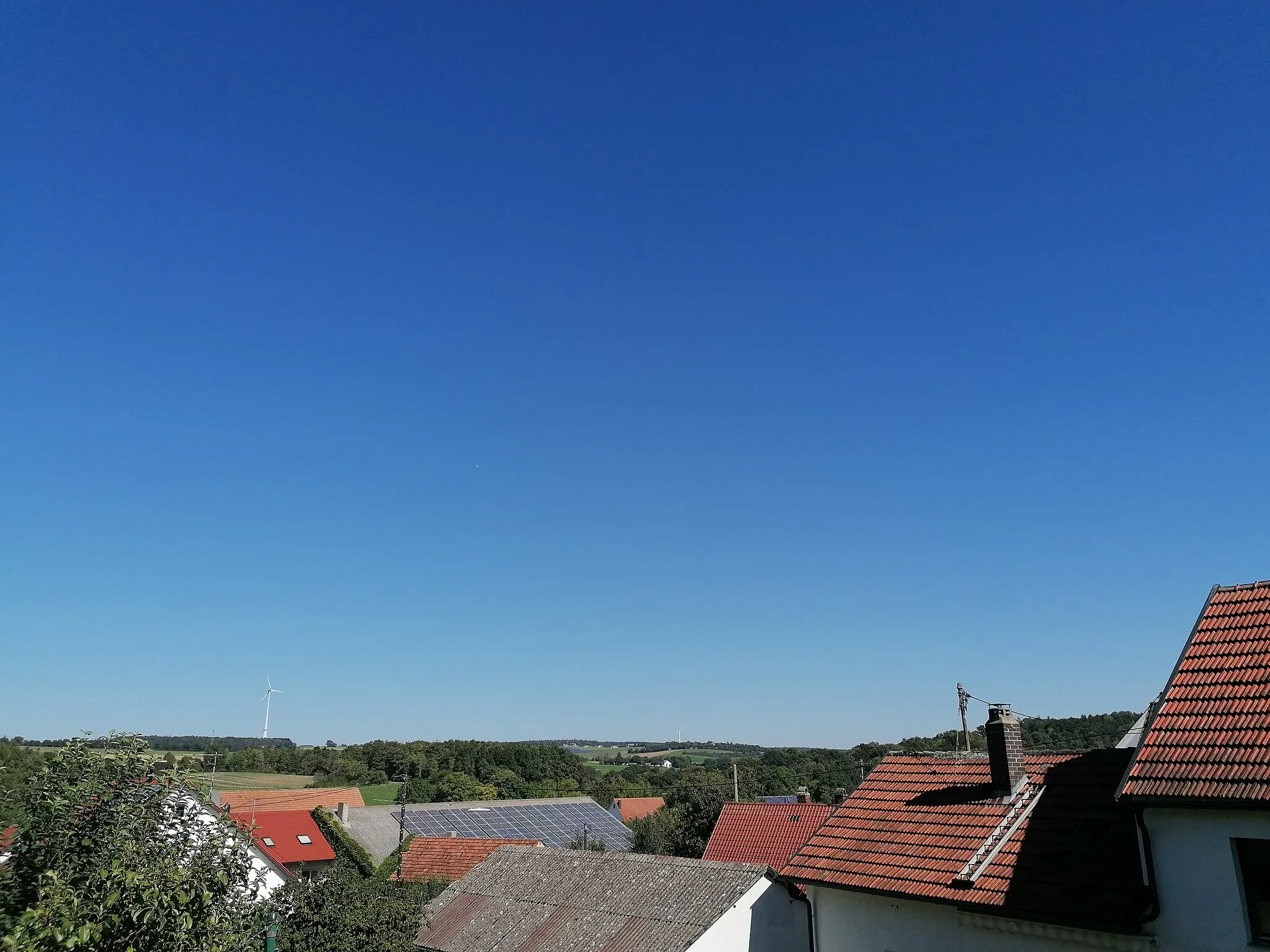 Photo showing: Blick über Gansheim nach Nordosten; im Hintergrund sind die Windkraftanlagen Ammerfeld und Kienberg zu sehen