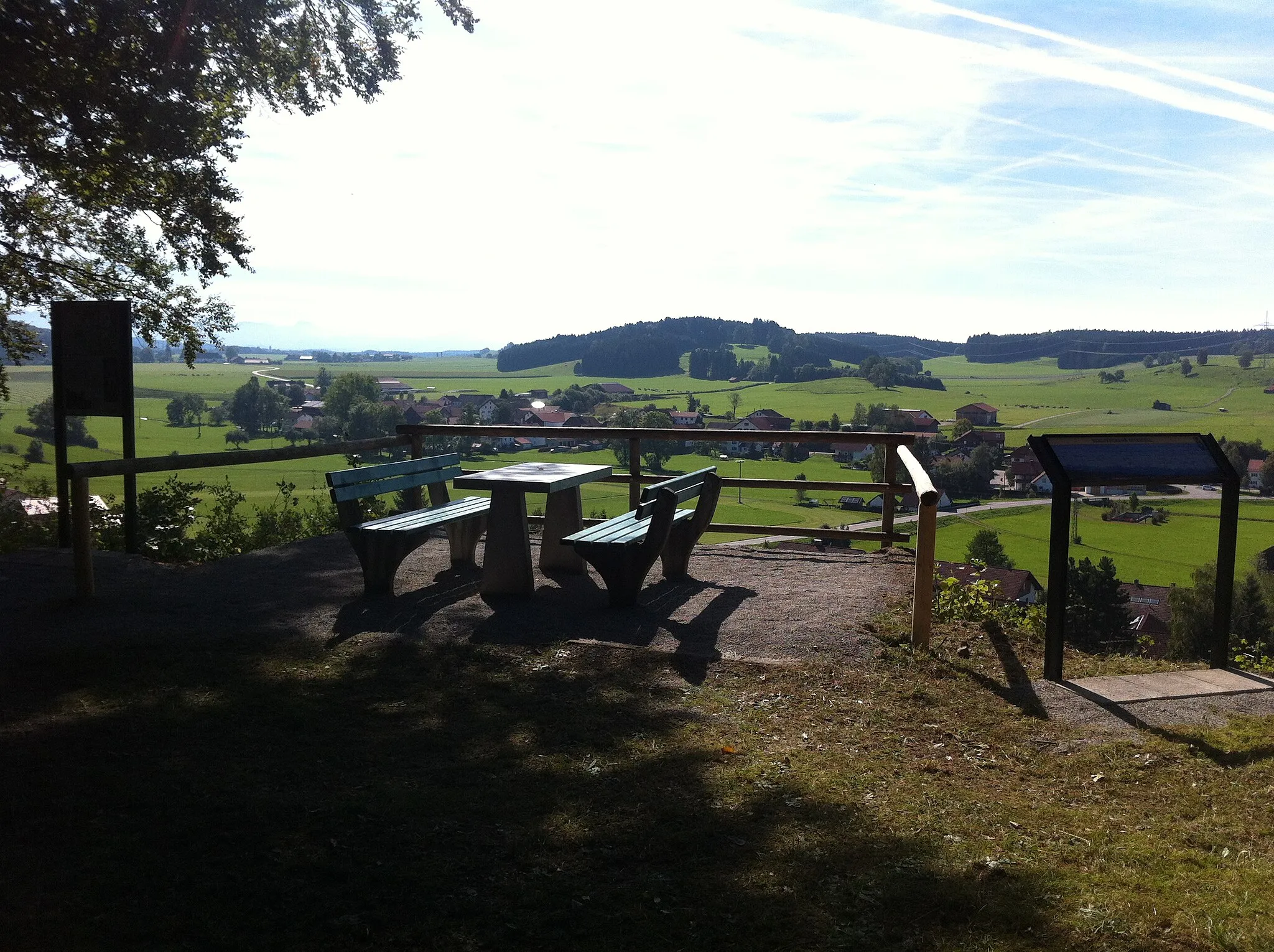 Photo showing: Rastplatz bei Osterzell inkl. Informationstafel (li.) und Alpenpanorama (re.)