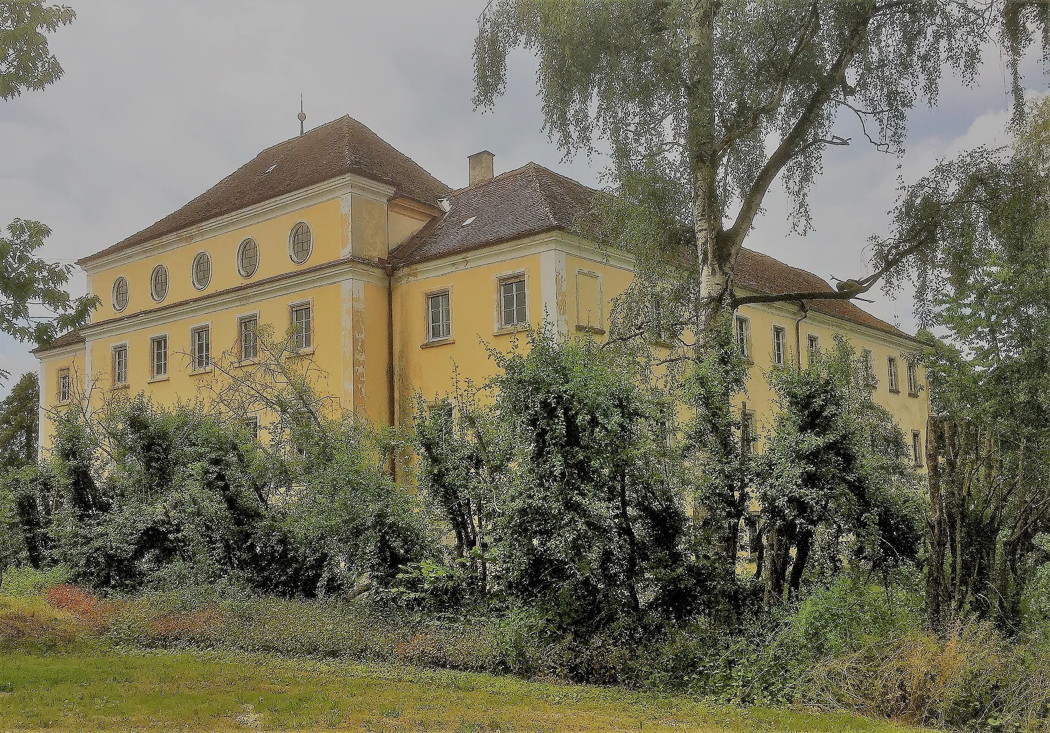 Photo showing: Außenansicht des Staudenschlosses in Mickhausen vor Beginn der Renovierungsarbeiten