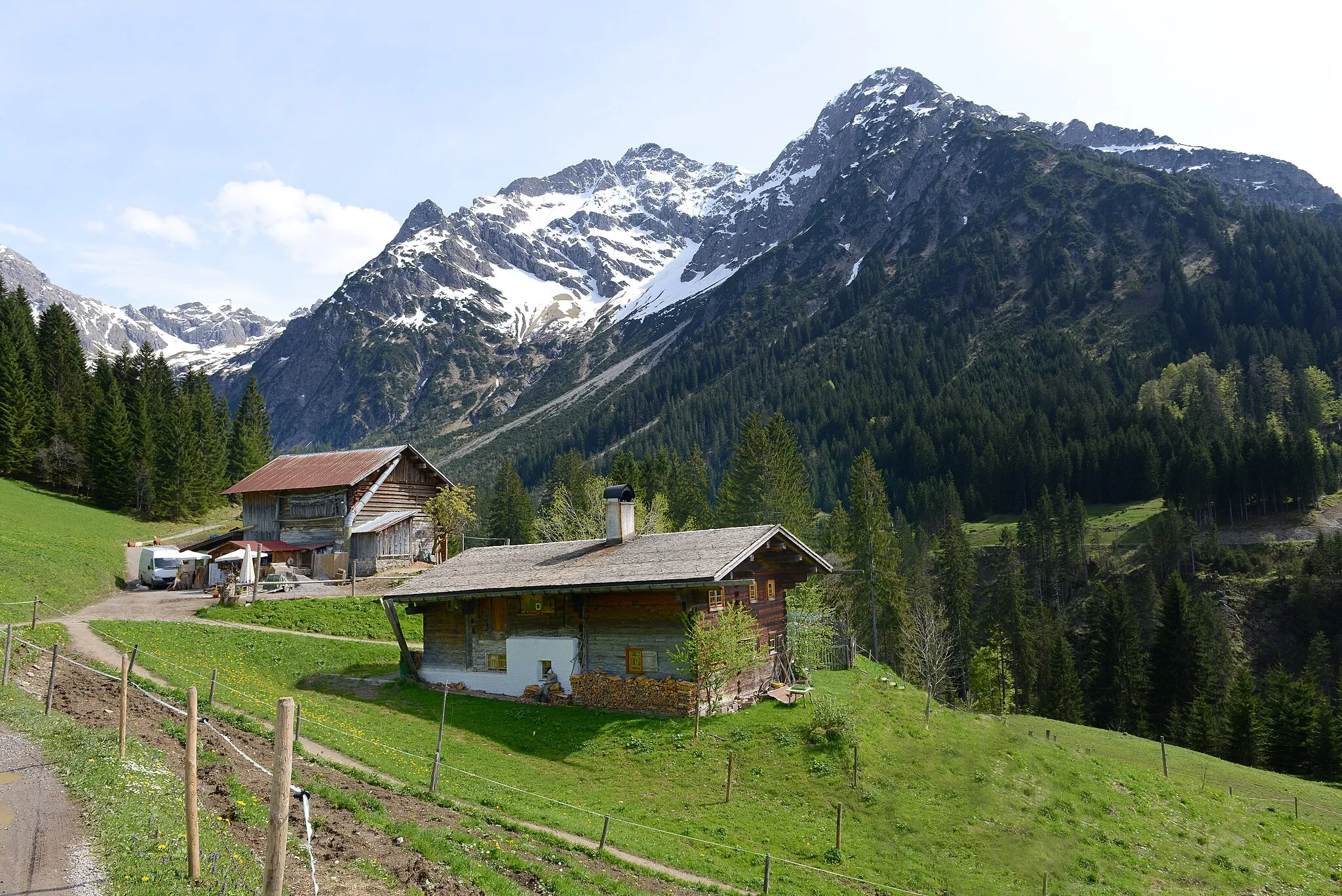 Photo showing: Bauernhof (Anlage) mit Blick auf den Elferkopf, Paarhof in Höfle 47, Mittelberg-Hirschegg, Kleinwalsertal.