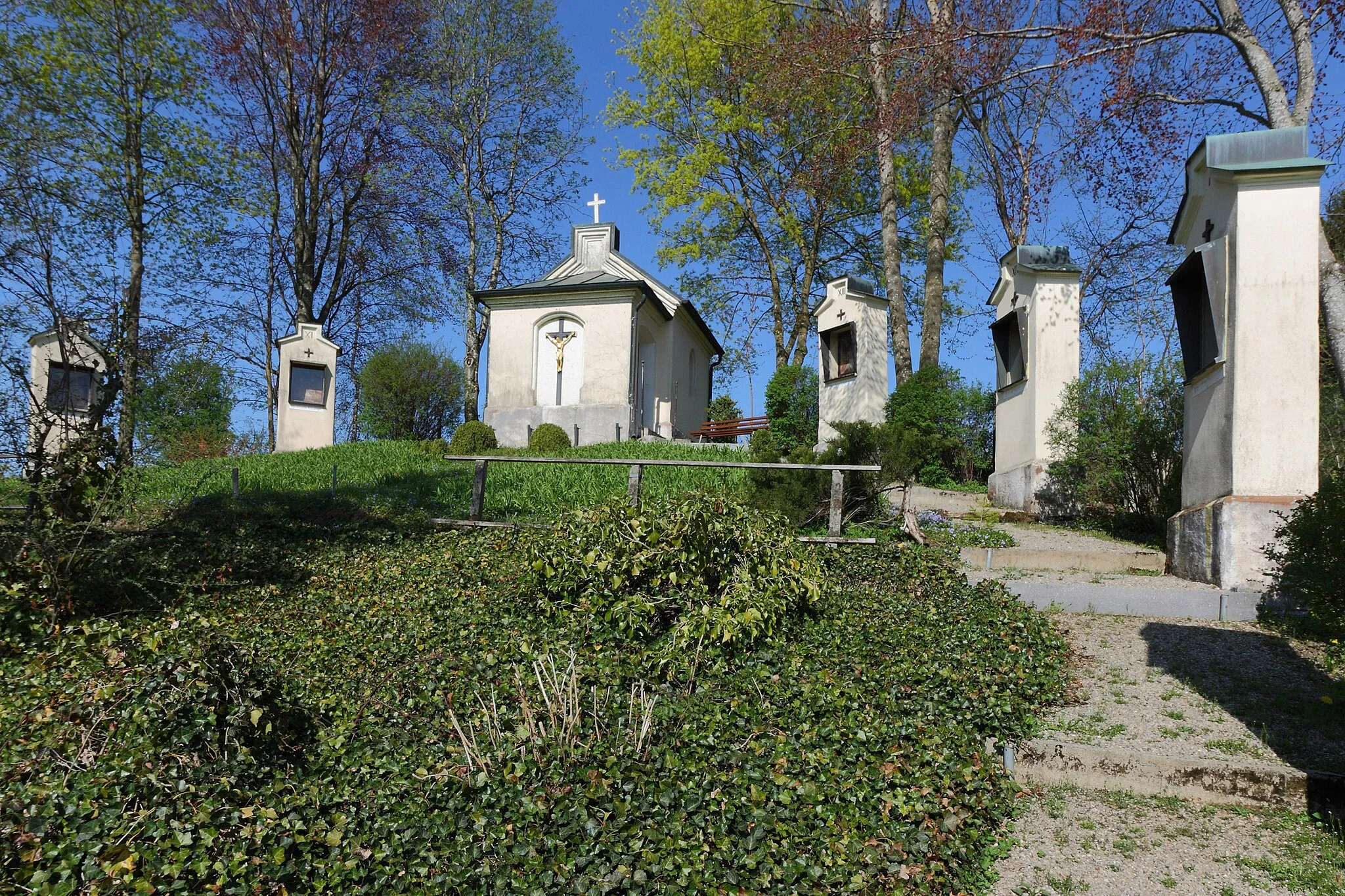 Photo showing: Kalvarienberg Memmenhausen; Teil der Anlage von insgesamt 13 gemauerten Bildstöcken, die ursprünglich 1750 errichtet und 1871 neu erbaut wurde. Die Nischen enthalten Kreuzwegbilder, Öl auf Blech, 1871 von Joseph Mangold in Unterpeißenberg geschaffen. Im oberen Scheitel  der Anlage befindet sich eine kleine Kapelle