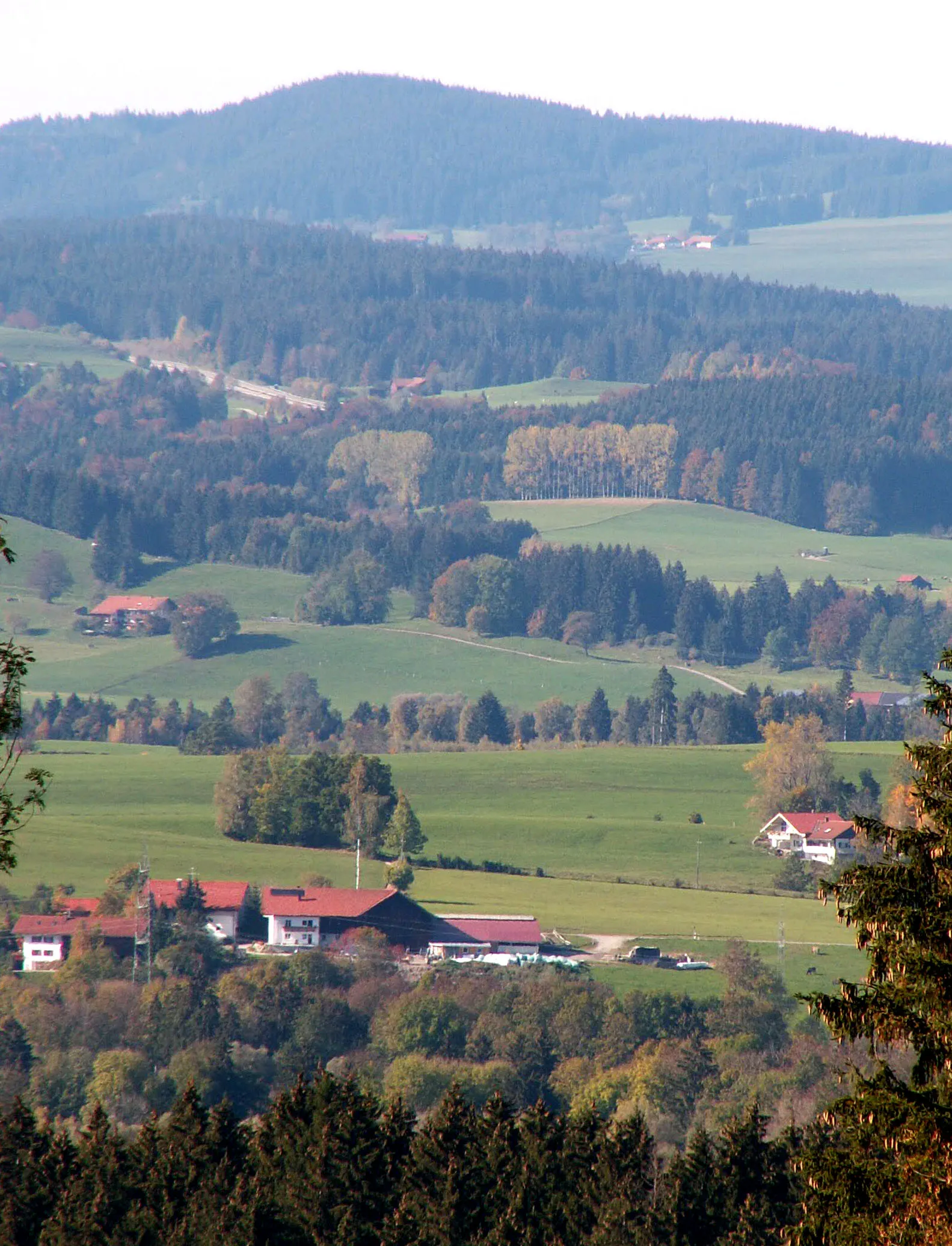 Photo showing: Blick übers Illertal vom Buch bei Sulzberg zum Hohenkapf (1122 m)