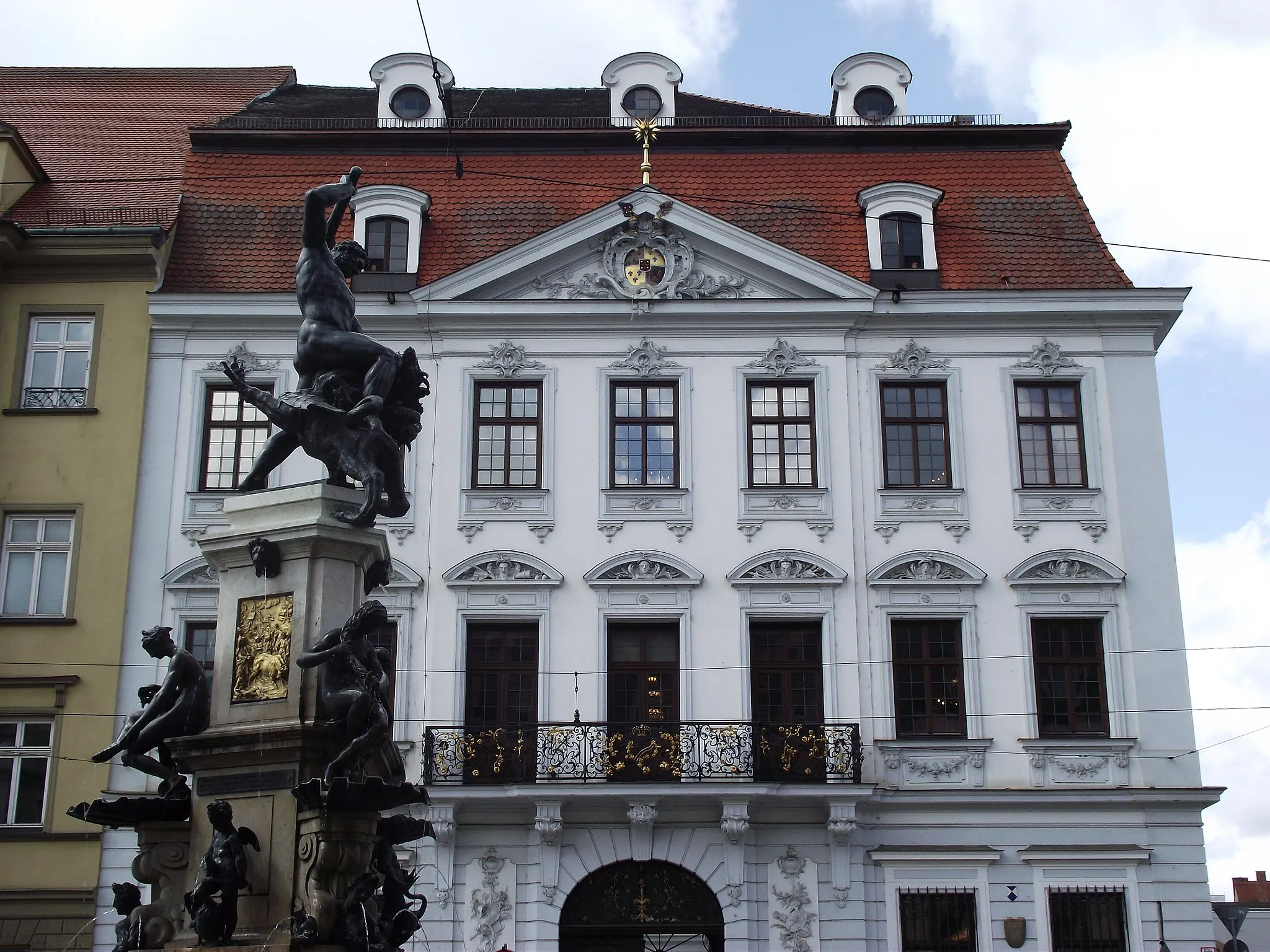 Photo showing: Innenstadt. Maximilianstraße Hercules Fontain and Baroque-rococo Schaezlerpalais.