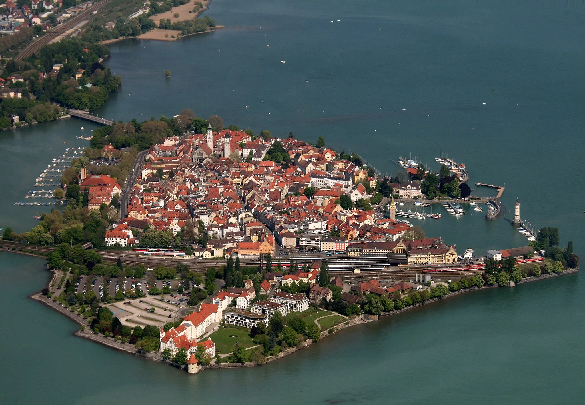 Photo showing: Lindau Insel am Bodensee, aufgenommen während eines Fluges mit einer Propellermaschine des Types: D-EJCR Robin DR400-180R.