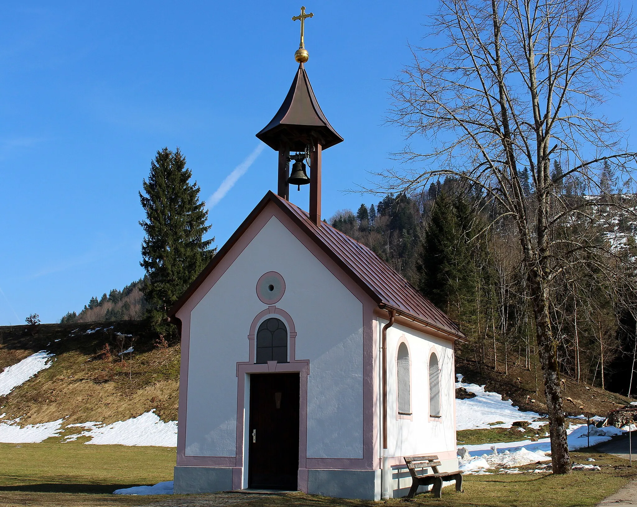 Photo showing: Oberstaufen, OT Steinebach. Die Weilerkapelle, ein kleiner Rechteckbau mit Dachreiter, stammt aus dem Jahre 1879.