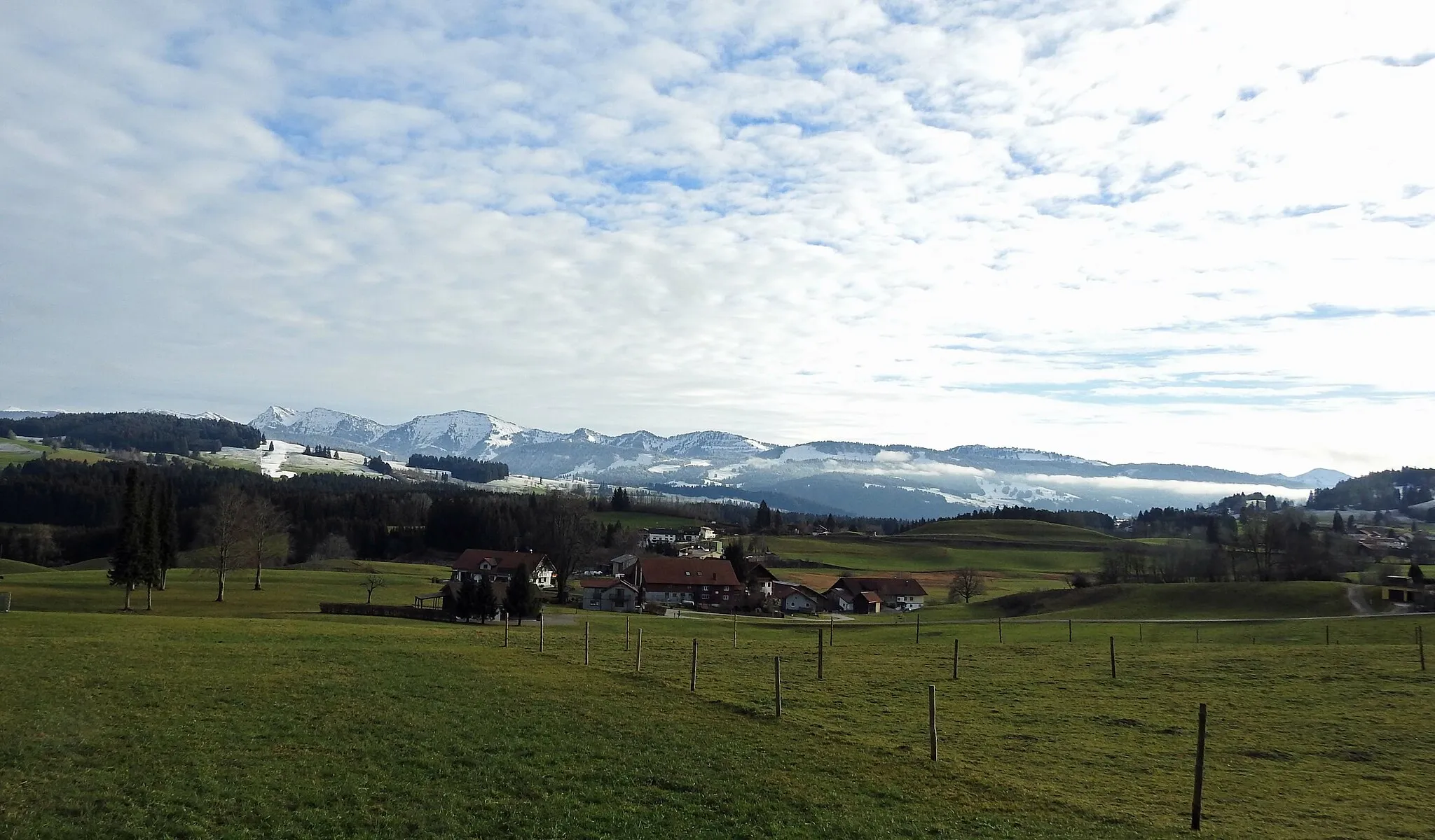 Photo showing: Ihlingshof von Nordwesten mit Nagelfluhkette, Oberreute