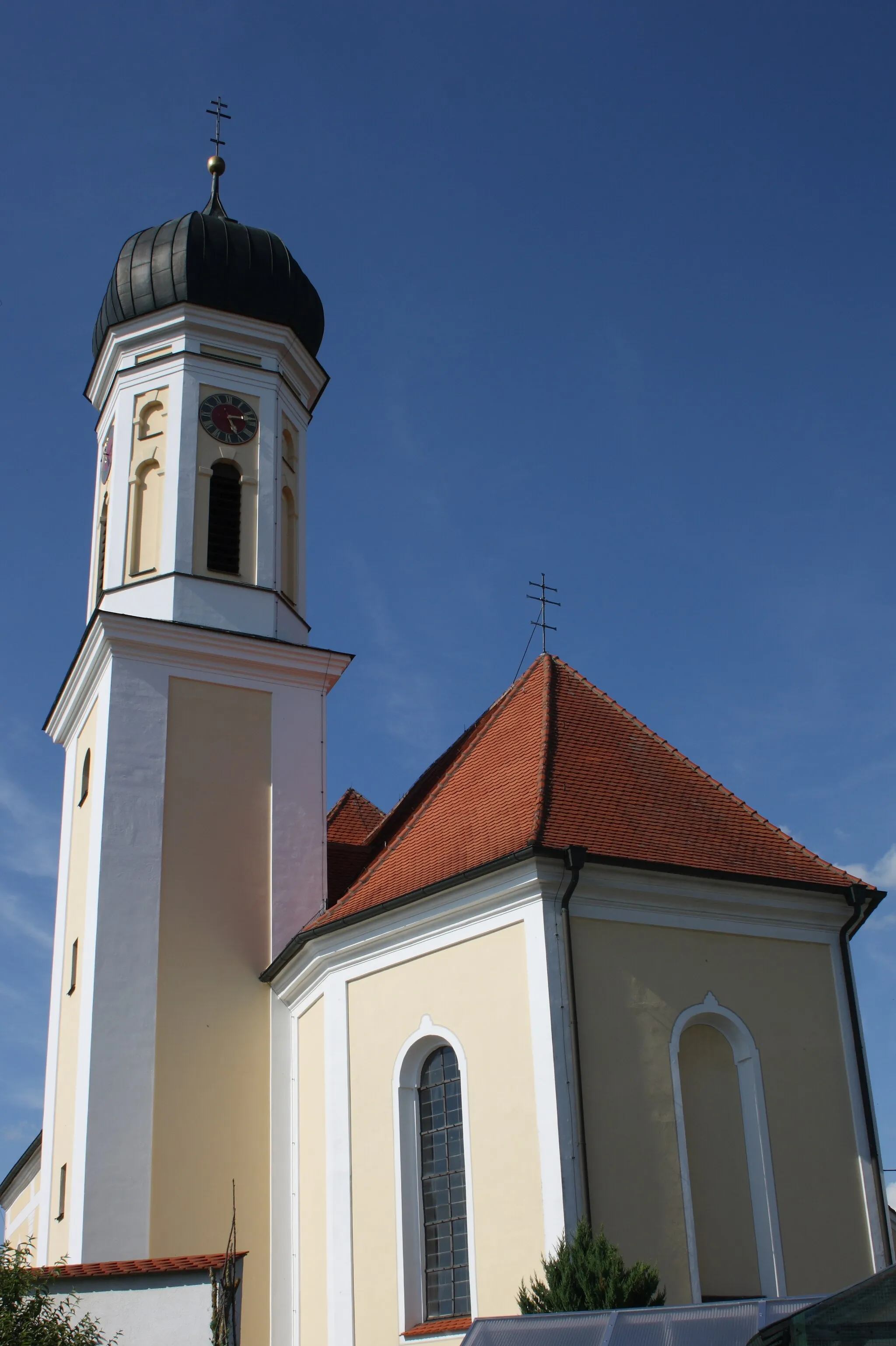 Photo showing: Katholische Pfarrkirche Mariä Himmelfahrt in Donaumünster, einem Ortsteil von Tapfheim im Landkreis Donau-Ries (Bayern), Apsis und Zwiebelturm