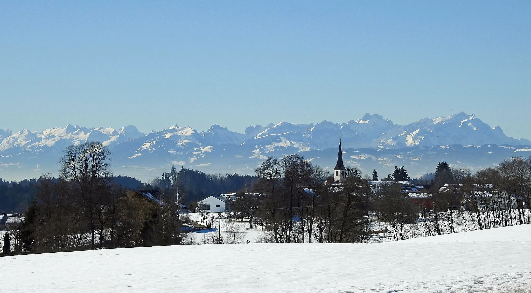 Photo showing: Hergensweiler von Nordosten mit Glarner und Appenzeller Alpen