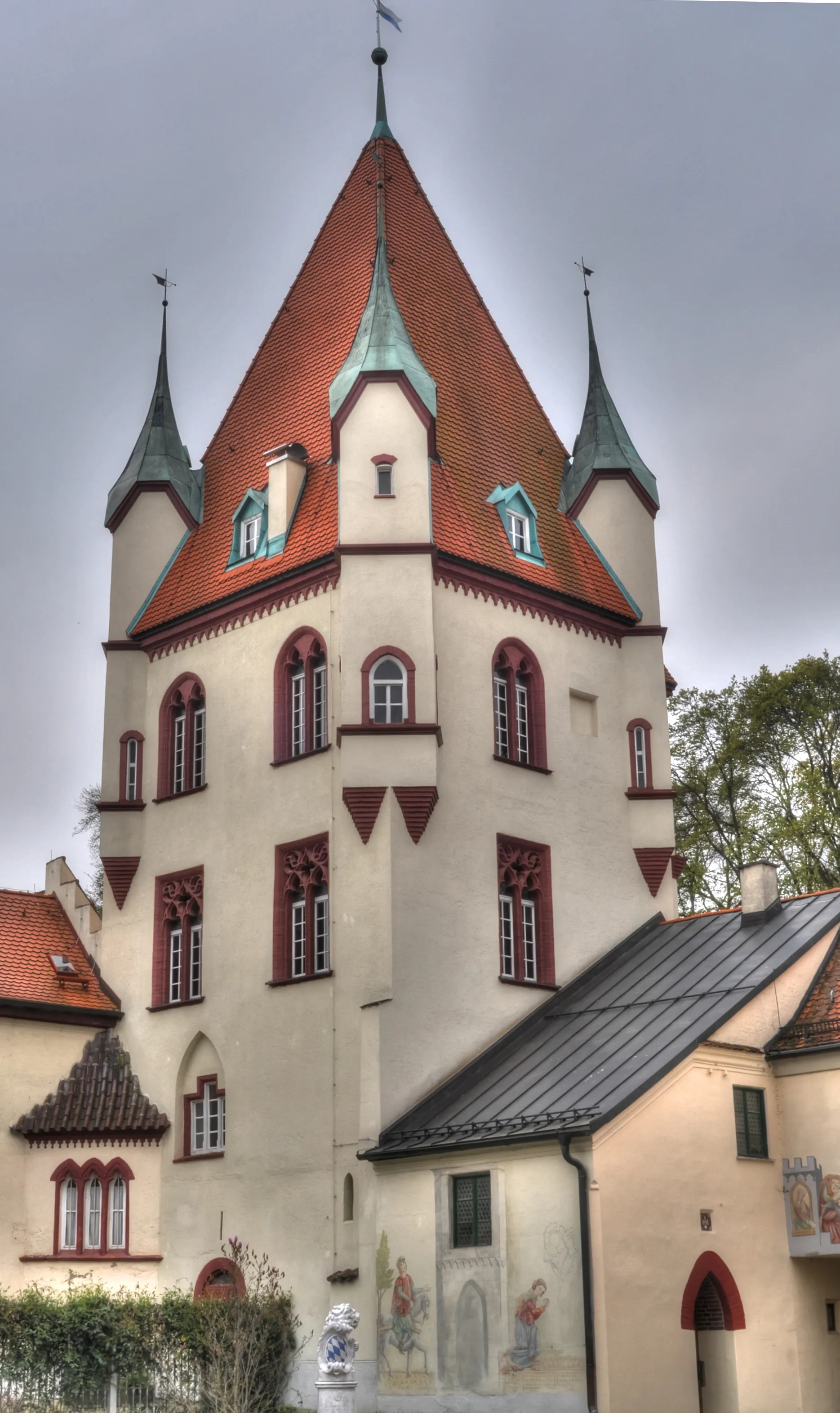 Photo showing: Built by the Duke of Bavaria and Count Palatine of Rhine Rudolph I 1292, the castle is now owned by Prinz Luitpold of Bavaria. He is the great-grandson of the last Bavarian king Ludwig III and inhabited the castle.
The castle is not only the scene of the each year held "Kaltenberger Ritterspiele". It is also known  because of the excellent white beer that is manufactured in the castle's own "King Ludwig's Castle Brewery".