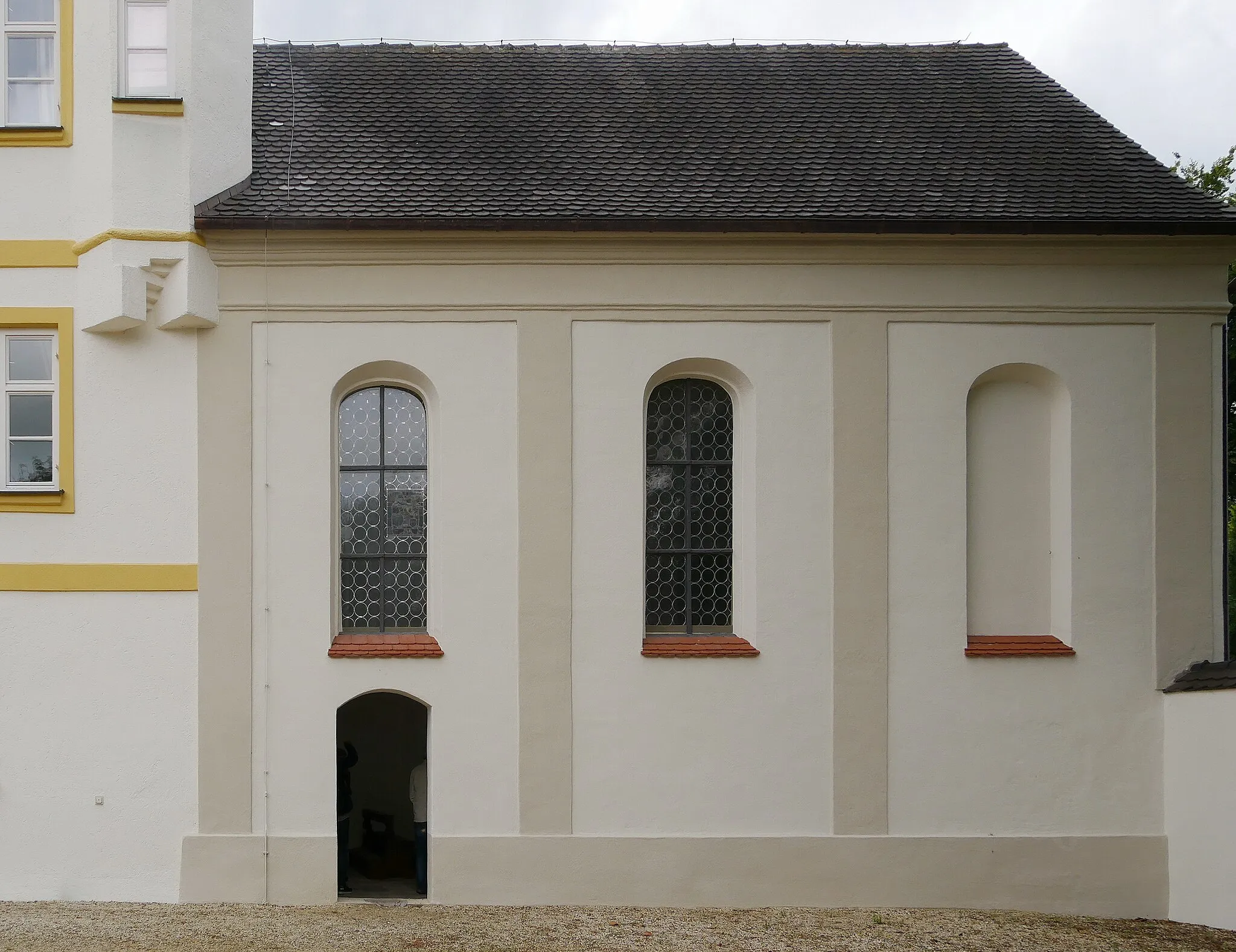 Photo showing: Bergkirchen - OT Lauterbach. Schloßkapelle (nach Erläuterung zu Ehren der Hl. Familie, jedoch gibt es in der Ausstattung der Kapelle keinerlei Hinweis auf die Hl. Familie, siehe nachfolgende Fotos), Ansicht von O