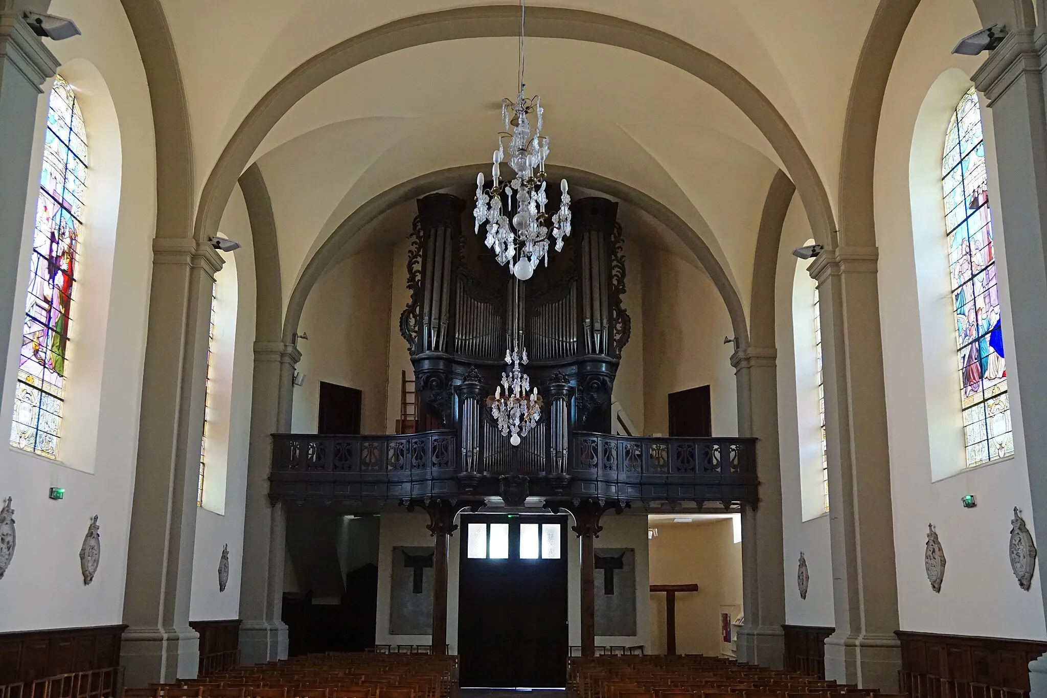 Photo showing: Lure (Haute-Saône, France), St Martin church, organ built by Charles-Joseph Riepp in 1757 for the abbey of Lure; transferred by Jean Richard in 1793; instrument reconstructed by Charles Mutin in 1890, restored by Jean-François Muno in 1989; Gabriel-Ignace Ritter's case listed as a Historical Monument object.