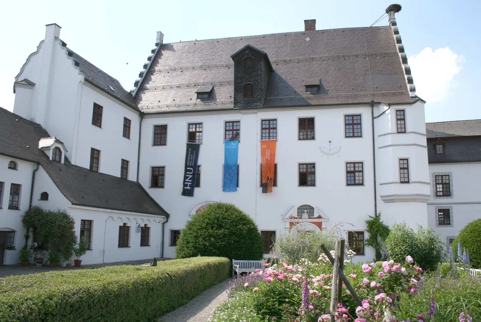 Photo showing: The rear building of the Vöhlinschloss Illertissen, a Renaissance castle housing the conference and convention center "Hochschulzentrum Vöhlinschloss", jointly run by the Universities of Applied Sciences Neu-Ulm, Kempten and Augsburg.