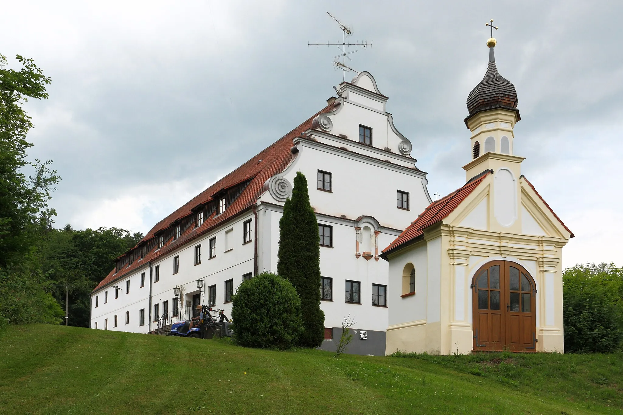 Photo showing: Weiherhof, Gemeinde Gessertshausen; Ansicht des 1728 erbauten Hofes und der 1738 erbauten Kapelle von Südosten