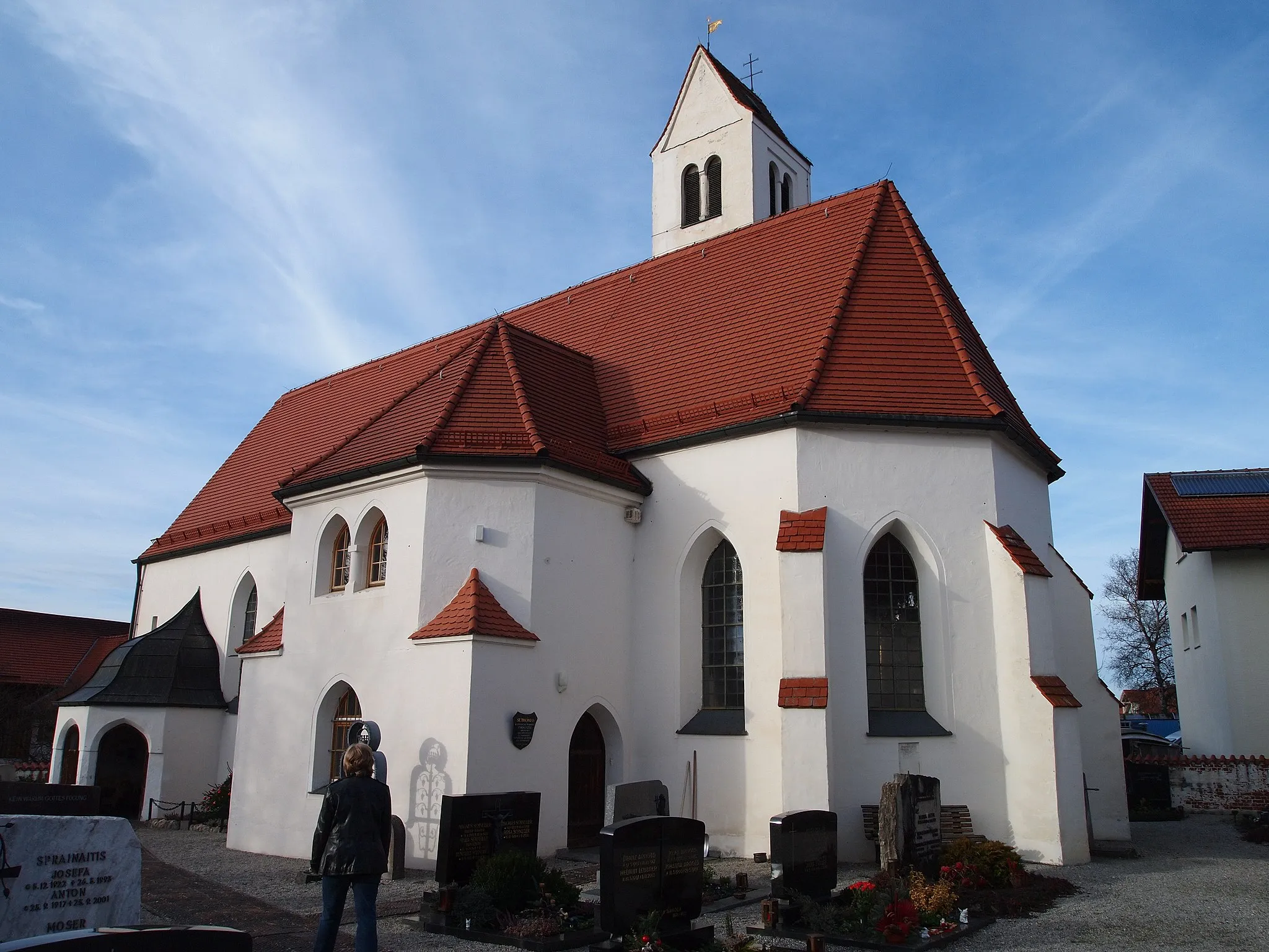 Photo showing: Pfarrkirche St. Thomas, Hirschzell, Aussenansicht vom Friedhofseingang mit angebautem Vorzeichen, Sakristei und Turm