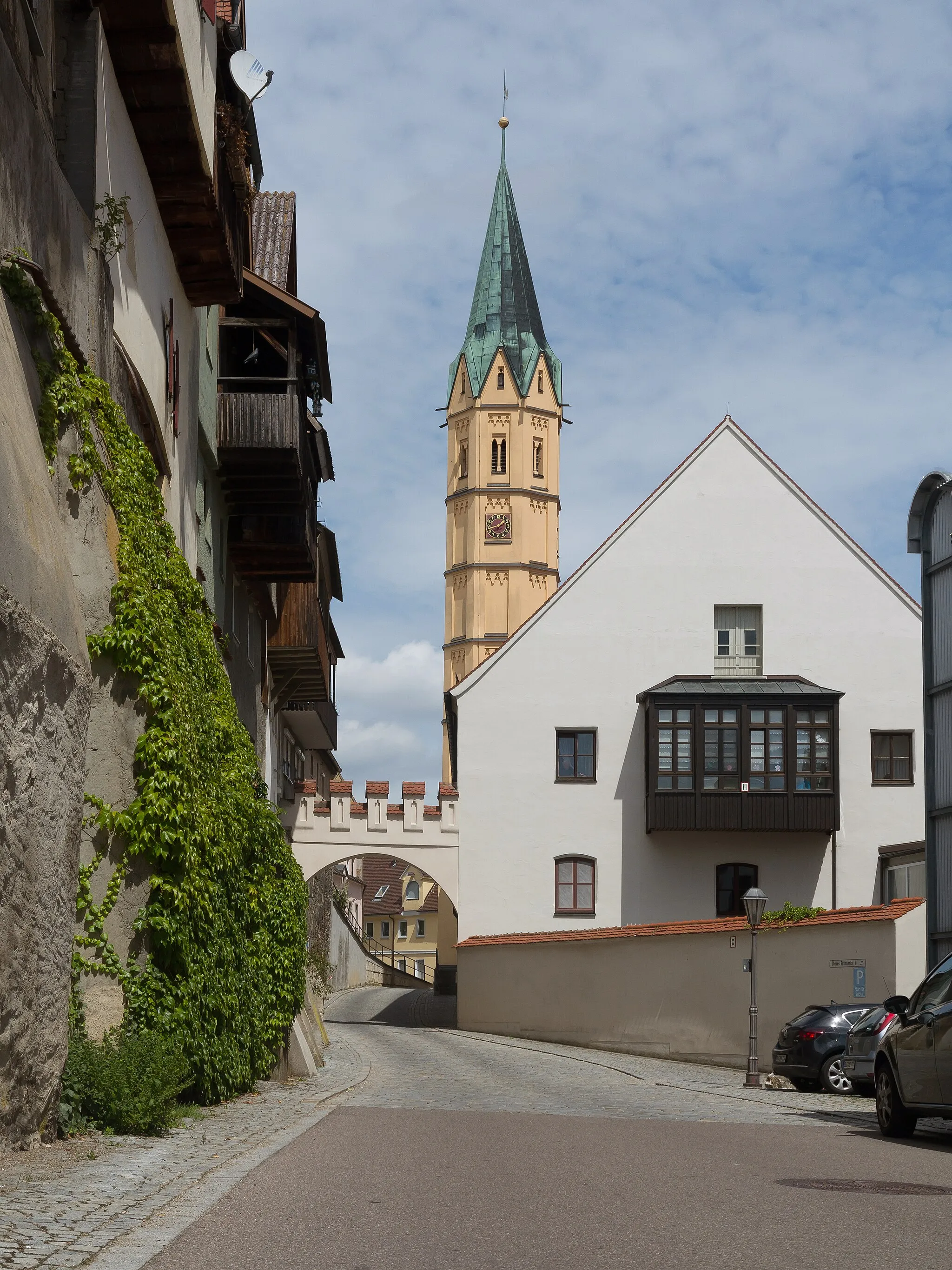 Photo showing: Lauingen, church (Spitalkirche Sankt Alban) in the street