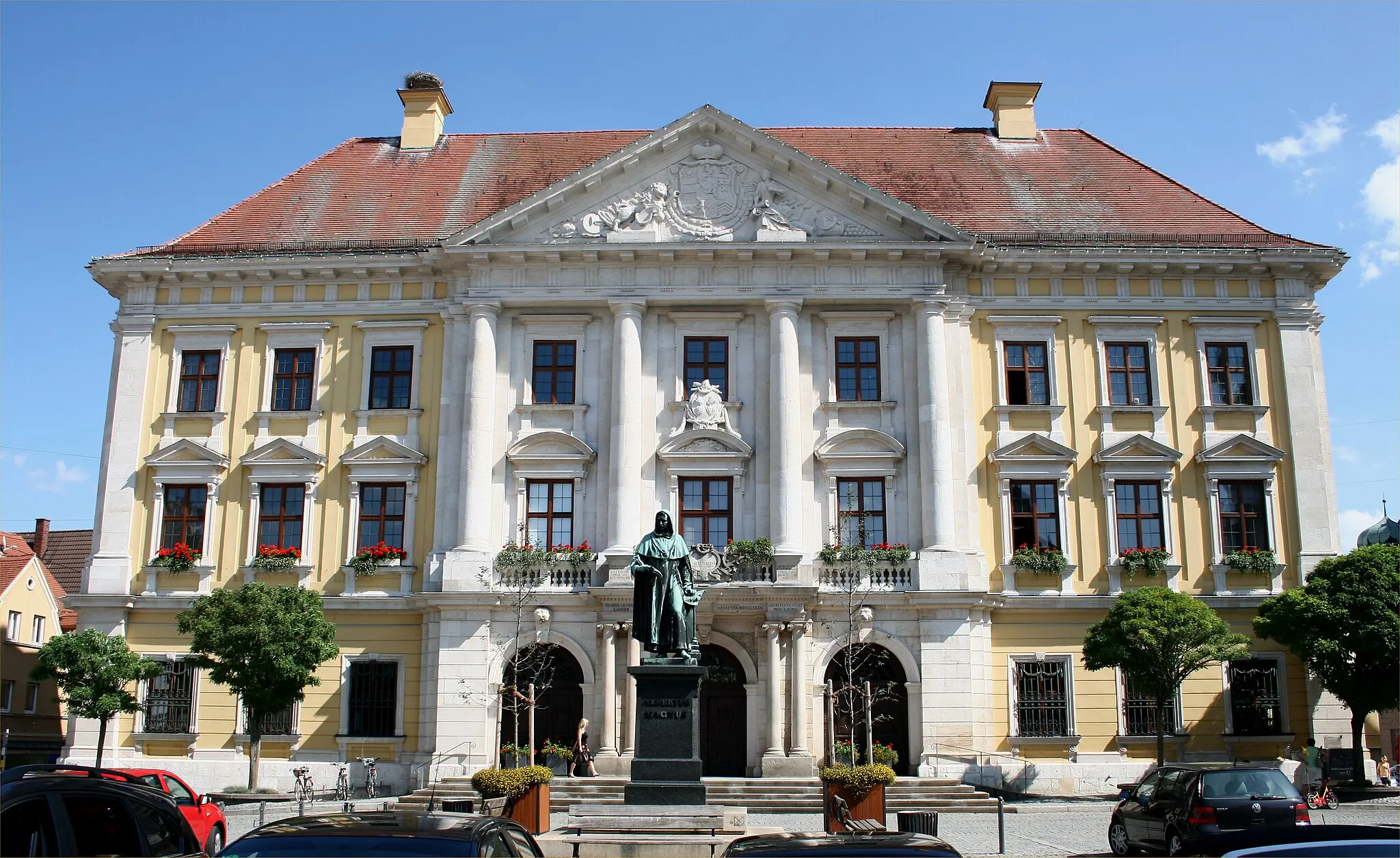 Photo showing: Rathaus in Lauingen im Landkreis Dillingen mit Wappen des Kurfürsten Carl Theodor von Bayern, vor dem Rathaus das Albertus-Magnus-Denkmal