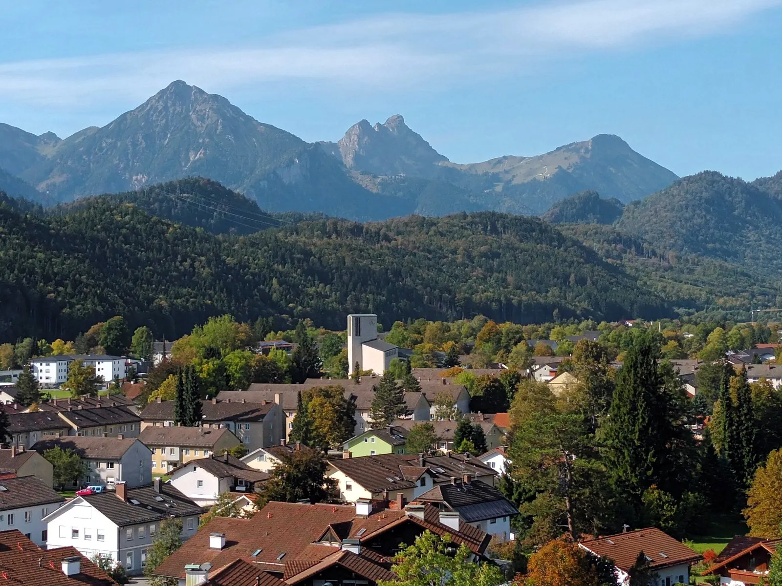 Photo showing: Blick auf den südlichenTeil von Füssen-West mit Pfarrkirche Zu den Acht Seligkeiten vom Ziegelberg