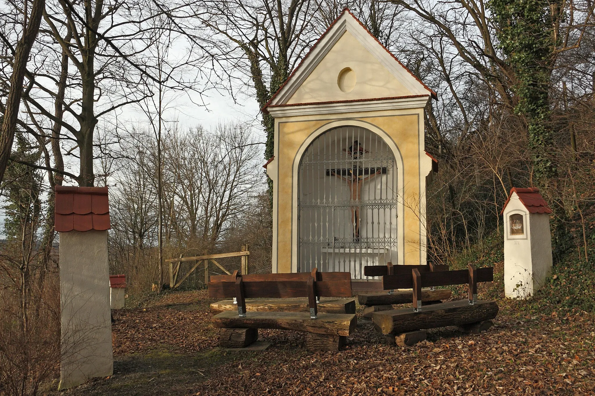 Photo showing: Thannhausen (Bayern), Kalvarienbergkapelle auf dem Herrgottsberg, 1931 nach Vorbild des 18. Jh. errichtet; lebensgroßes Kruzifix, 2. Hälfte 16. Jh.