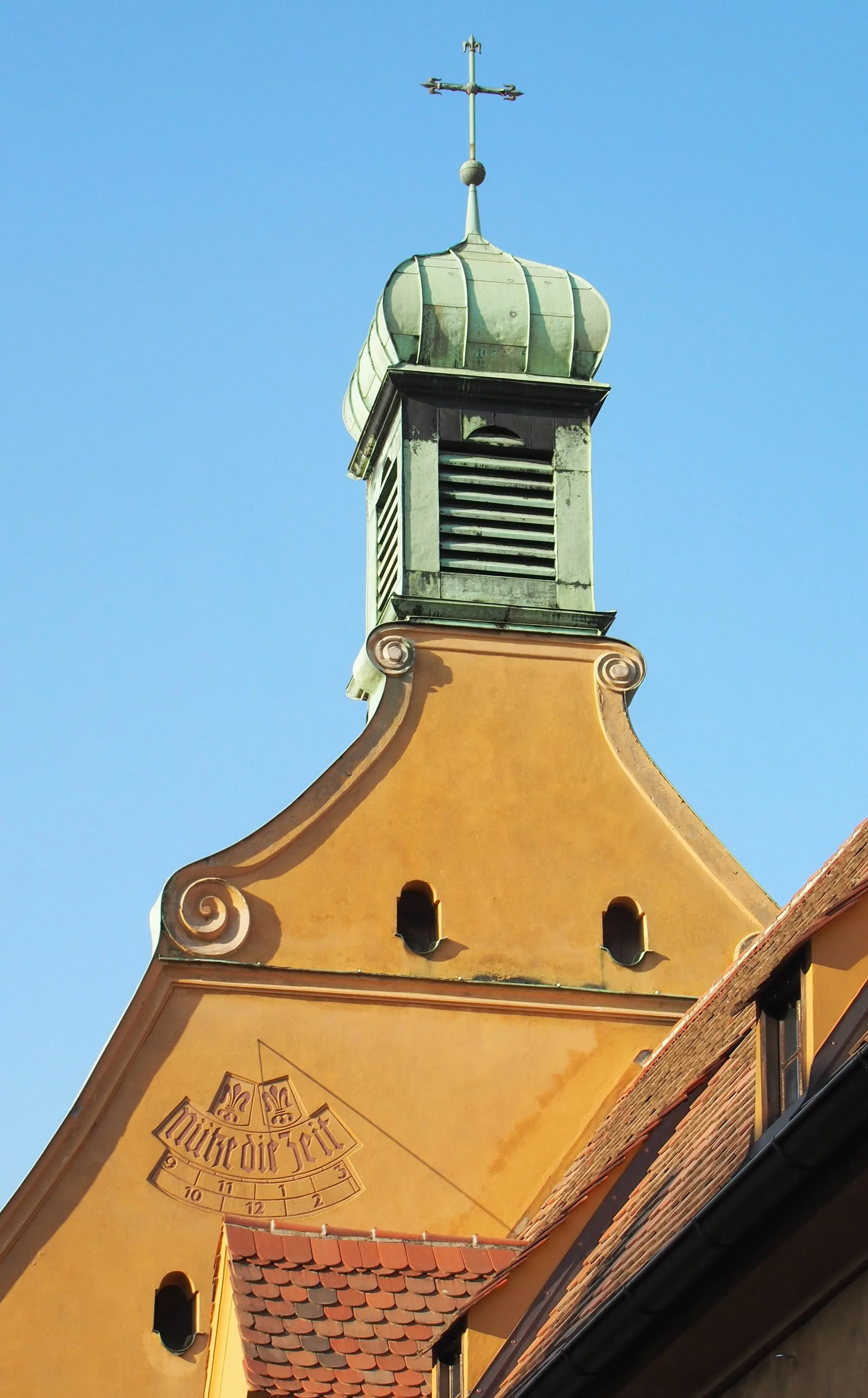 Photo showing: Sonnenuhr in Sgraffito-Technik an der Kirche St. Markus in der Fuggerei (Augsburg)