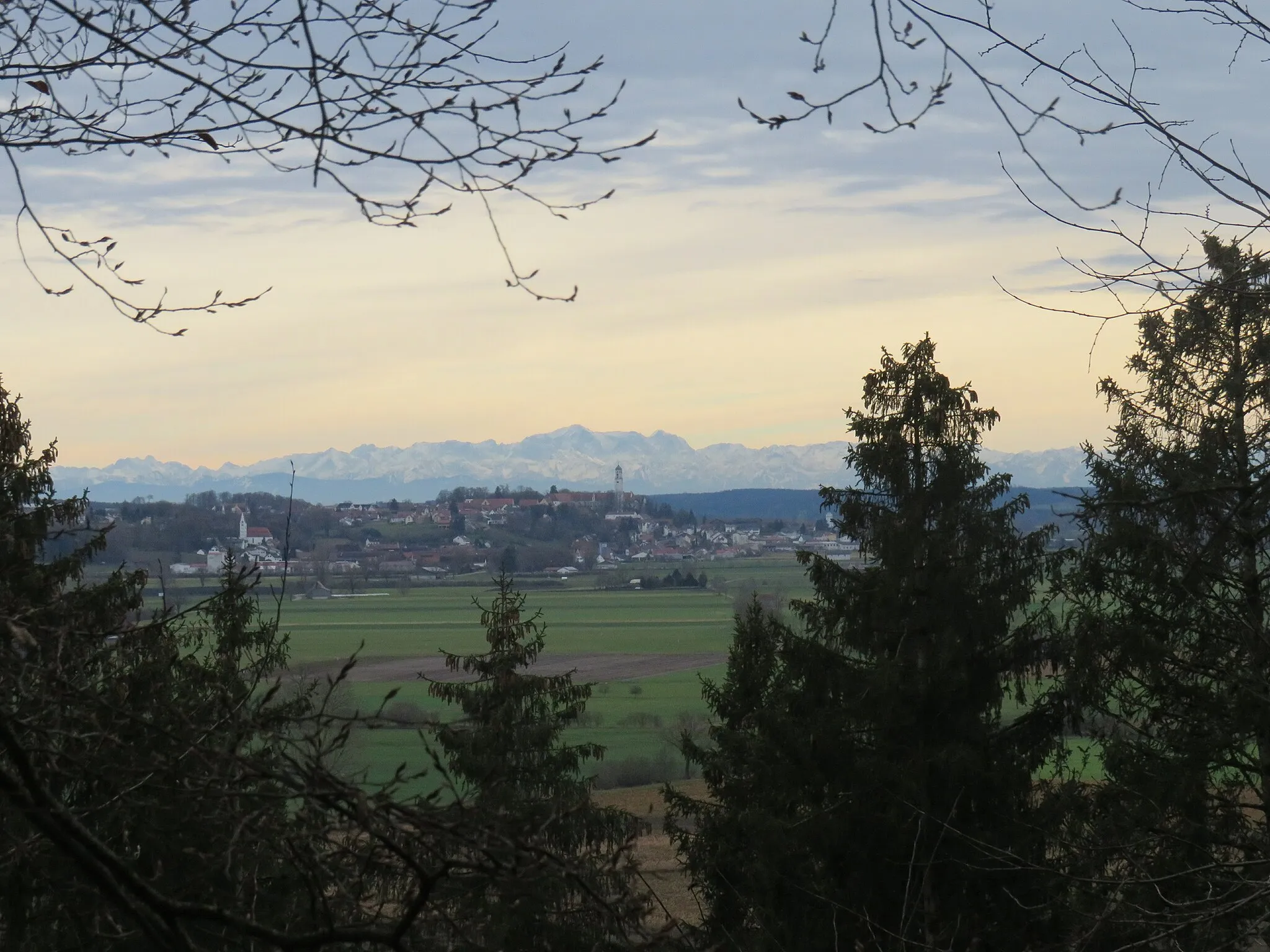 Photo showing: Kirchheim, Unterallgäu, Bayern, Deutschland. Fotografiert von der Vorburg des Burgstalles Haldenberg.