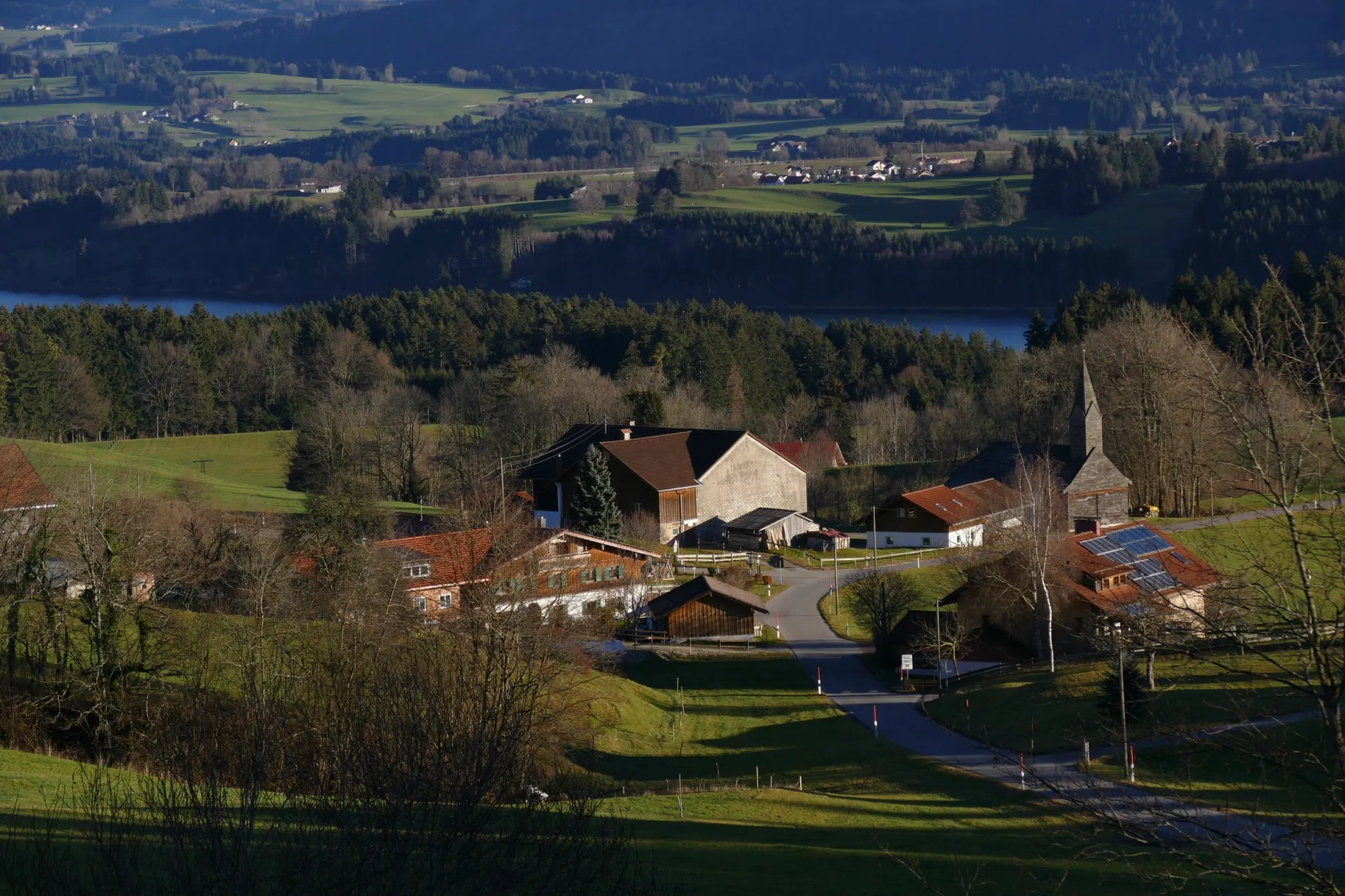 Photo showing: Blick auf Teile von Linsen mit Niedersonthofener See vom Stoffelberg