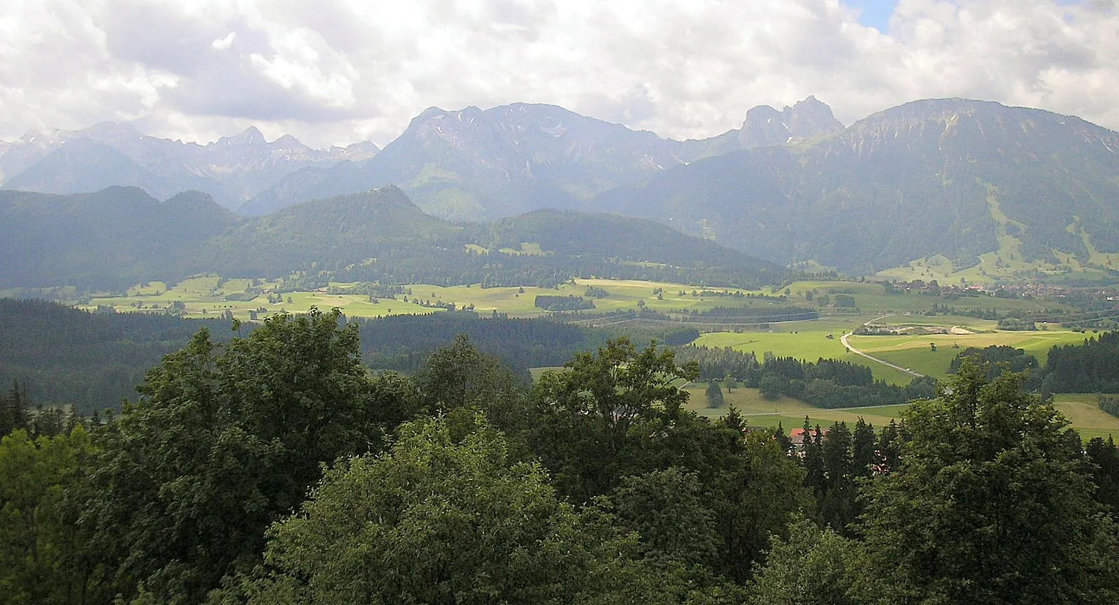 Photo showing: Hohenfreyberg castle (Landkreis Ostallgäu, Bavaria, Germany). Looking south to the Tannheim mountains (Bavaria, Tyrol)